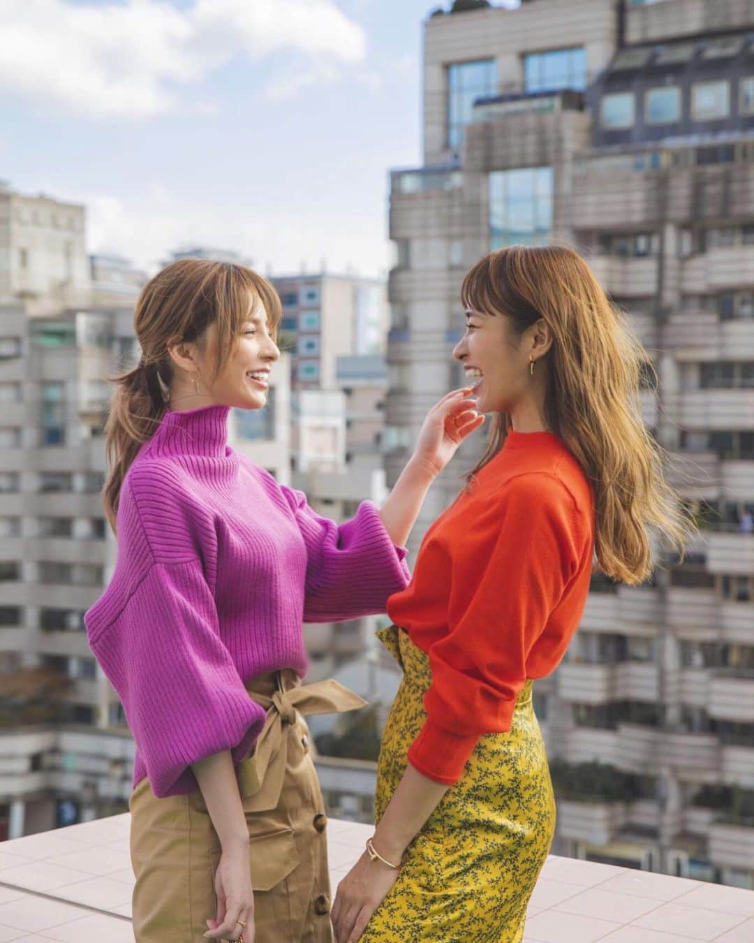 のインスタグラム：「1月末にみーちゃんと行った﻿﻿ 大人の休日旅行in台湾🇹🇼 ﻿﻿ ﻿﻿ 私がイメージキャラクターをしている﻿「dokodemotalk」の﻿ 翻訳機を使ってワンランク上の旅を満喫できました。﻿﻿ ﻿﻿ 2人で初台湾めちゃくちゃ楽しかった!﻿﻿ 🤣👌 動画も公開されたから﻿「dokodemotalk」で検索してね ♡﻿ ﻿   衣装提供: @sly_official  ﻿ https://www.youtube.com/watch?v=SnK7hzq_4Mw&list=PL72nV9Zh-QWUAayPdO0m4MtsVgnEGYJLY&index=2&t=0s&app=desktop﻿﻿ ﻿﻿ #ウイルコム株式会社#dokodemotalk#翻訳機#ウイルコムチャンネル」