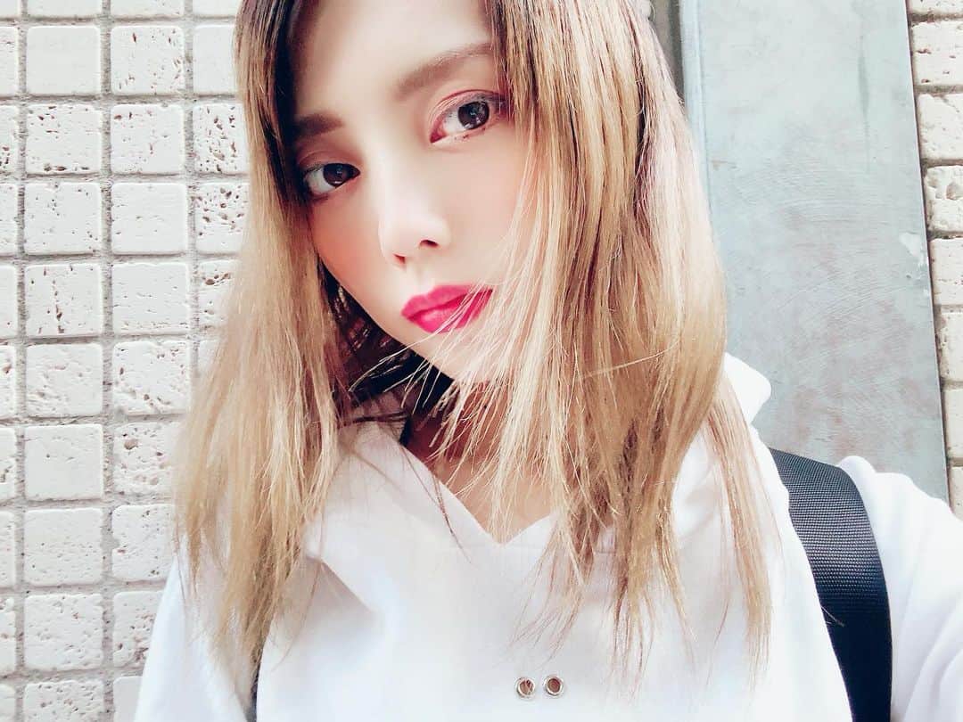 のインスタグラム：「xx - - - xx . どんなに良い生活ができたとしても . 誰かの為に生きれなければ  世界はモノクロで . たとえ生活が苦しくても . 誰かの為に闘えるのなら  世界は汚く輝いてく ,  xx - - - xx #shine #輝き #表裏一体 #happiness」