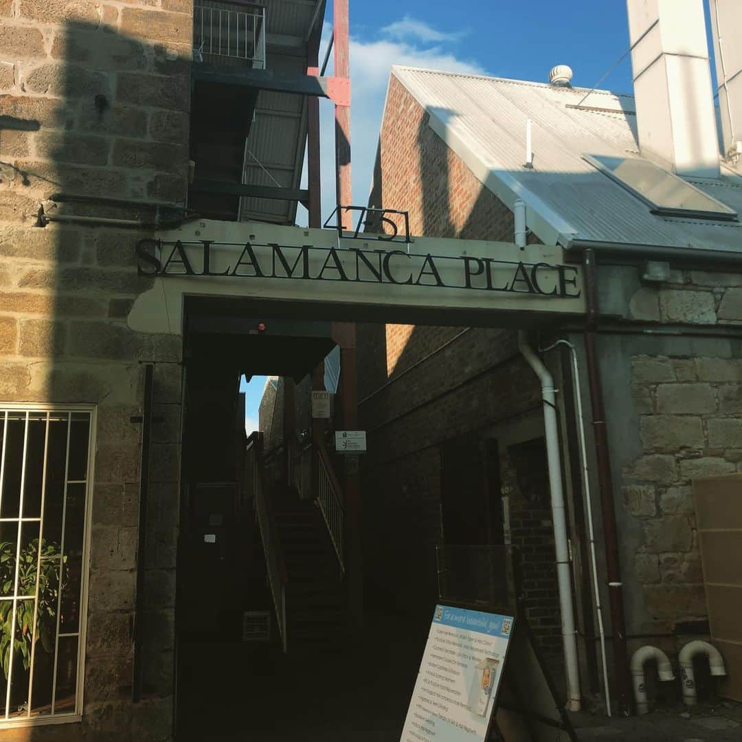 津久井智子さんのインスタグラム写真 - (津久井智子Instagram)「#タスマニア  #ホバート  #サラマンカプレイス  #バッテリーポイント  古き良き、のどかな街並み。」6月13日 18時56分 - tomokotsukui