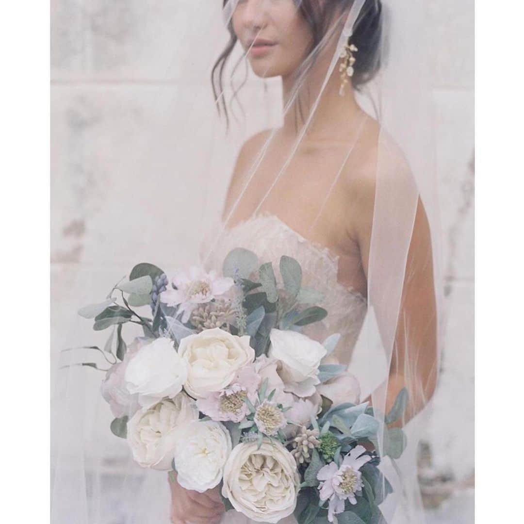 ウェディングソムリエ編集部のインスタグラム：「． スタッフの @haru_jadore です🕊 @weddingphotoinspiration さんのフォトをリポスト。 ． ． ． ベールに包まれる花嫁は、やはり魅力的。 ． ． 純白で統一しつつも、ブーケにわずかな彩りを添えて。愛らしさを感じる丸いグリーンも素敵。 ． ． ベールから覗かせる、センショアルな花嫁の表情も美しいですね。 ． ． ． ． ． ✴︎✴︎✴︎✴︎✴︎✴︎✴︎✴︎ 花嫁のマストアイテムを詰め込んだ花嫁キット「Hello MRS!」1,000名無償配布。 応募受付中♡詳しくは前のポストを！ ✴︎✴︎✴︎✴︎✴︎✴︎✴︎✴︎ ． ． Topics! 💌現在第14期ウェディングソムリエアンバサダーの応募受付中です✨ぜひご応募くださいませ！ ． ． .:*:.,.:*:.,.:*:.,.:*:.,.:*:.,.:*:.,.:*:.,.:*:.,.:*:.,.:*:.,.:*:.,.:* . サイトは[ウェディングソムリエ ]で検索 🔎http://www.jadorewedding.com プロフィール欄の🔗Linkからもとべます。  ウェディングソムリエは、 人生でその時しかできない 特別な体験を提供するメディアです♡ *:.,.:*:.,.:*:.,.:*:.,.:*:.,.:*:.,.:*:.,.:*:.,.:*:.,.:*:.,.:*:.,.:*:.,.:*: #卒花  #ウェディングソムリエ #花嫁 #プレ花嫁  #卒花嫁レポ #全国のプレ花嫁と繋がりたい #ウェディングソムリエアンバサダー  #ウェディングドレス  #ウェディングレポート  #ウェディングDIY #プレ花嫁デビュー #結婚式 #結婚式準備 #結婚式レポ #前撮り#後撮り」