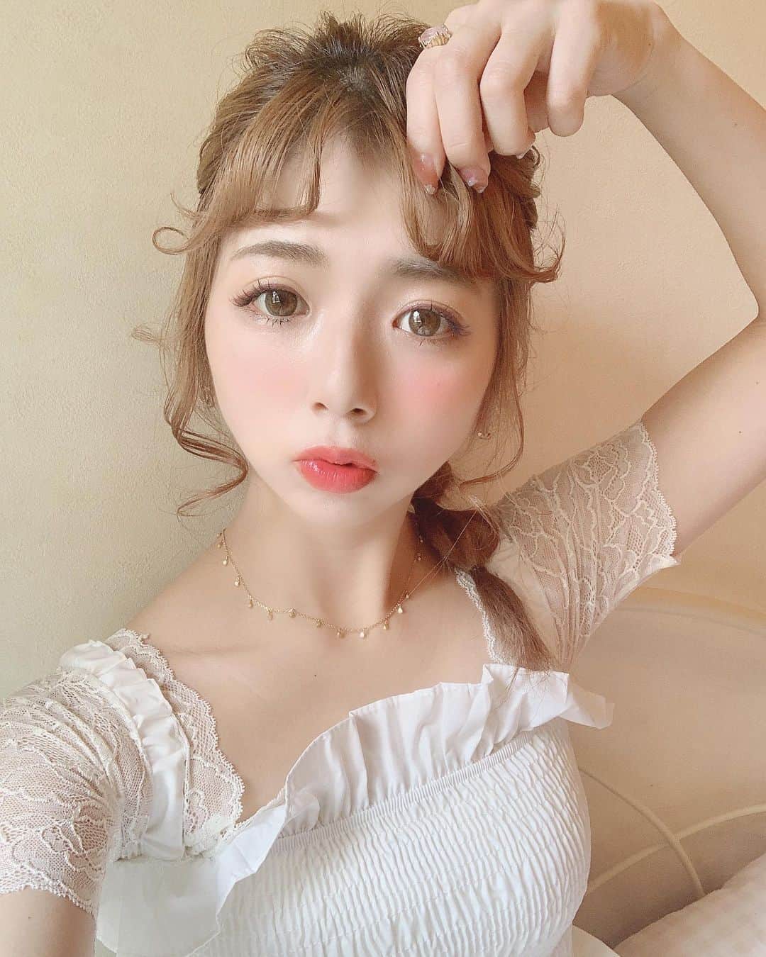 のインスタグラム：「💐 * 前髪をクルリンって強めに巻いて分けるのがマイブーム💗💗💗 * この前行ったらレポするね🎶って言ってた 医療脱毛をやってきたよぉー💖💖💖 友達にオススメだよって教えてもらった @shibucli 🎀 渋谷駅からすぐで遅めの時間までやってるの❣️❣️ 医療脱毛って痛いって聞いてたけど全然大丈夫だった😍💓 今度から通うことにしたよぉー💖 もっと早く行ったらよかったー💦 気になってた人は是非っっ❣️❣️❣️ * #ヘアアレンジ #渋谷美容外科クリニック #渋クリ #医療脱毛 #脱毛 #渋谷 #美容 #fashion #ホワイトコーデ #えりんコーデ」