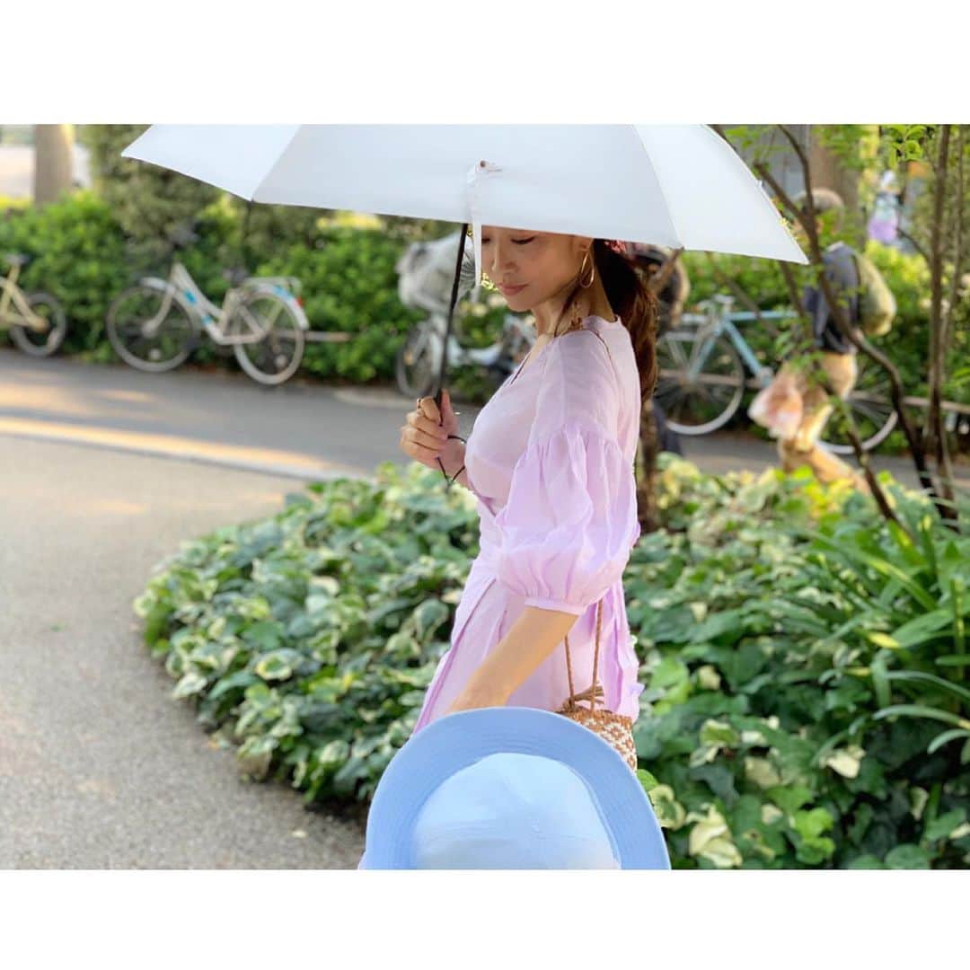 神崎恵さんのインスタグラム写真 - (神崎恵Instagram)「お仕事終わりにみんなで待ち合わせ。 今日は、久しぶりの青空。 着ようと思っていた黒の服をやめ、夏色のワンピースを選びました。 束の間の夏空。」6月13日 18時56分 - megumi_kanzaki