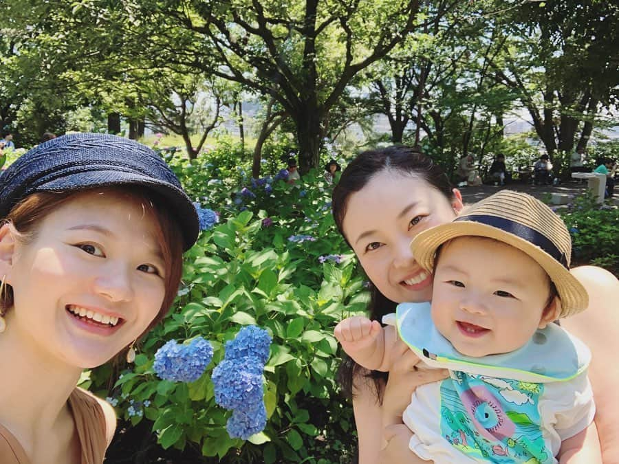 桜帆ゆかりさんのインスタグラム写真 - (桜帆ゆかりInstagram)「りのさん @rino_eye  とプリンス🤴と💓 💠あじさいおさんぽ🐌✨ とってもステキな公園にあじさいが綺麗に咲いてたー😌👏✨ 💠 💠 💠 満面の笑みで笑うとりのさんに似てて本当にかわいぃぃー🥰またまたお二人に癒されましたーー💓😌 💠 💠 💠 #あじさい  #あじさいおさんぽ  #りのさん  #いつも優しいりのさん  #プリンスくんは  #ますますかわいいぃ  #また遊んでください🙋‍♀️」6月13日 19時00分 - chahoroo93