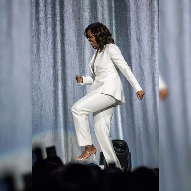 SOPHIA WEBSTERさんのインスタグラム写真 - (SOPHIA WEBSTERInstagram)「SAY NO MORE! 🔥 @michelleobama not once but twice was #SpottedInSophias wearing the Rosalind sandal!  #SophiaWebster #MichelleObama #Vancouver #IAmBecoming」6月13日 19時02分 - sophiawebster