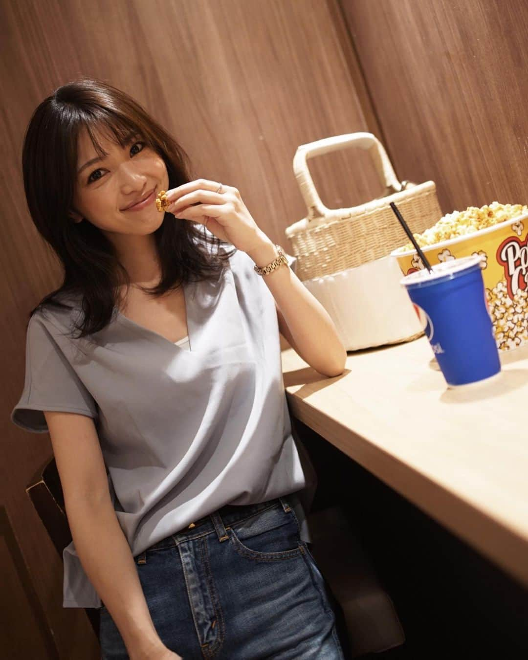 喜田彩子さんのインスタグラム写真 - (喜田彩子Instagram)「﻿ ﻿ 今日は友人と映画へ🎬﻿ 久々にスッキリ晴れて気持ちよいお天気だった〜！！﻿ ﻿ スニーカーにデニムのカジュアルスタイル🔹🔹﻿﻿﻿ トップスは首周りがすっきりと美しく見える#Vネックフレンチスリーブブラウス﻿﻿﻿ ﻿ カジュアルにも綺麗目にも使えてシワも気にならず、色違いで欲しいくらい気に入っています☺️💓﻿ ﻿ ﻿ ﻿ #urs_styling #urs_official #ユアーズ﻿﻿﻿ #fashion #outfit #ottd #coordinate #simple #패션#casuals #ファッションコーデ #コーディネート #コーデ #ママ #ママコーデ #엄마#156センチコーデ #sサイズコーデ #お出かけコーデ #シンプルコーデ﻿﻿﻿﻿﻿﻿﻿﻿ #instafashion#instagood#instalike﻿﻿﻿﻿﻿﻿﻿﻿﻿﻿﻿﻿﻿ #今日の服#今日のコーデ#きょコ#いつコ﻿﻿﻿﻿﻿﻿﻿﻿﻿﻿﻿﻿﻿ #sony#sonya7ⅱ」6月13日 19時14分 - ayacokida