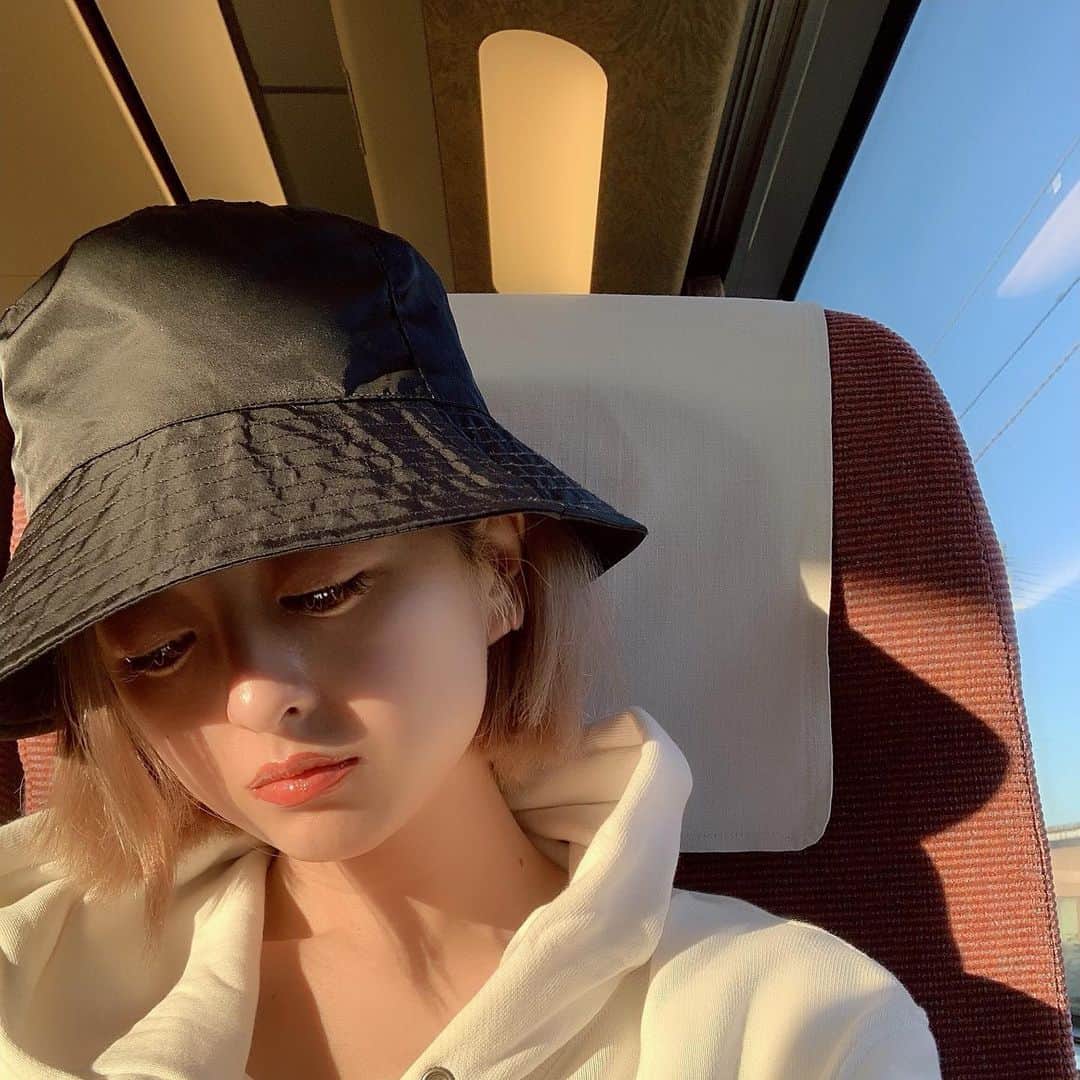 のインスタグラム：「. . 連休使って昨日から地元に帰省✌︎. たまに帰ってくるとただただ癒される. こっちは乾燥という敵が居なくて湿度が丁度良いので肌の調子最高☺︎. なんせ早く新幹線通ってくださいまじで。  #dayoff」