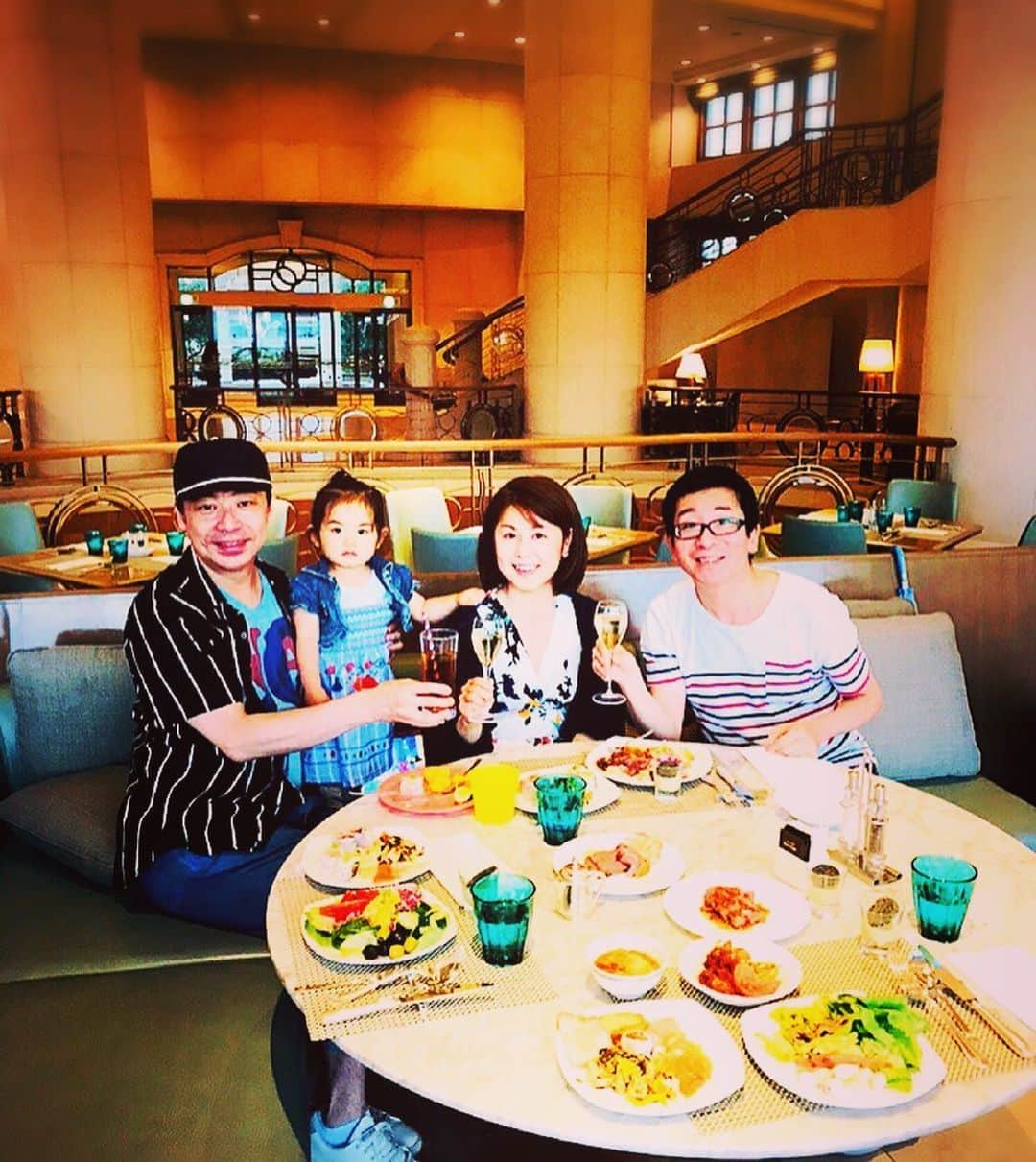 のインスタグラム：「お台場ヒルトンホテル🏨で ディナービュッフェよ〜😋🍴🌉🌠🌠🌠🌠🌠🌠🌠🌠🌠🌠😃✌️✌️ 親友ひなのバースデーを 女子会でお祝いしまちた😄🎂🥂🥂🍴🎉🎉🎉🎉🎉🎉🎉🎉🎉🎉🎉🎉 ほんと ヒルトン東京お台場のディナービュッフェは お洒落だし、ロケーションも最高なの〜😍😋🍴👍👍👍 #ヒルトン東京お台場  #ディナービュッフェ  #女子会バースデー  #美川憲二 #まりもちゃん #沖田陽向子」