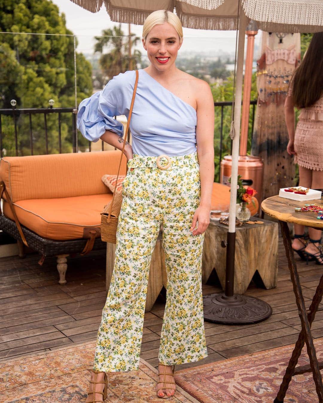 のインスタグラム：「Lime green has never been cuter courtesy of @zimmermann's floral-print kick-flare pants and @loveandloathingLA's superwatt smile 💡 #THEOUTNET  Shop all your favorite #Zimmermann looks, just visit #linkinbio 👆」