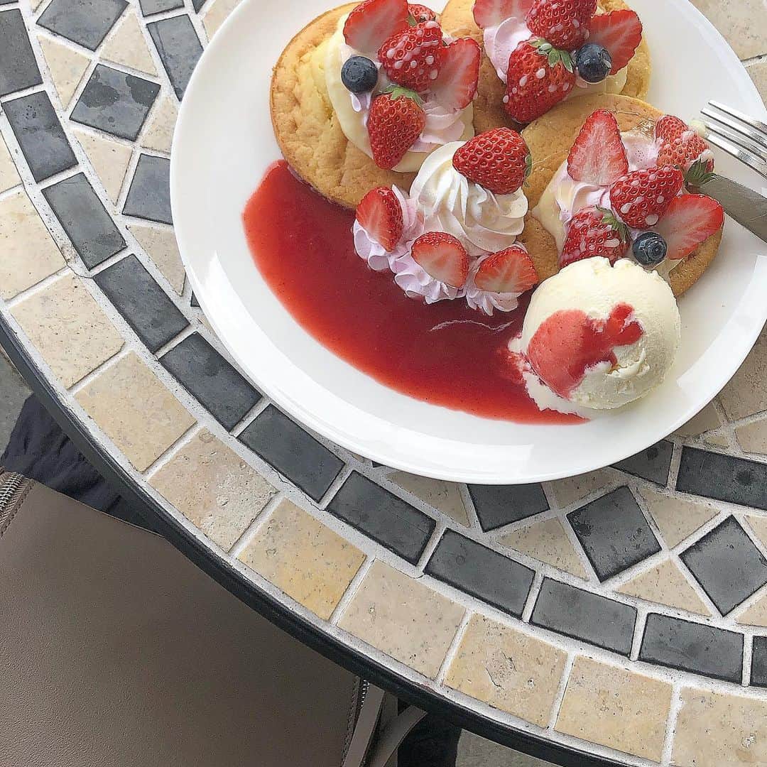 左伴彩佳さんのインスタグラム写真 - (左伴彩佳Instagram)「・ 5月ぐらいに食べたパンケーキ🥞🍓 甘いもの食べたい。。」6月13日 19時21分 - hidaaya_729