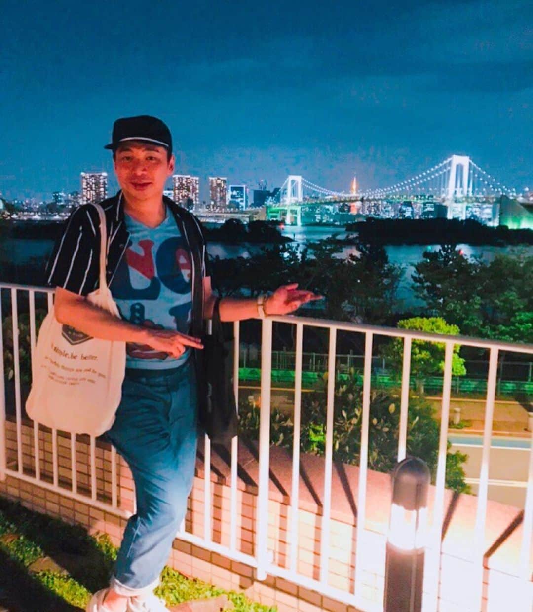 のインスタグラム：「ヒルトン東京お台場からの夜景は最高よ〜😍🌉🌠🌠🌠🌠🌠🌠 #ヒルトン東京お台場  #夜景が綺麗  #レインボーブリッジと東京タワー  #ロマンティックな夜だわー🎵 #美川憲二 #ものまね」