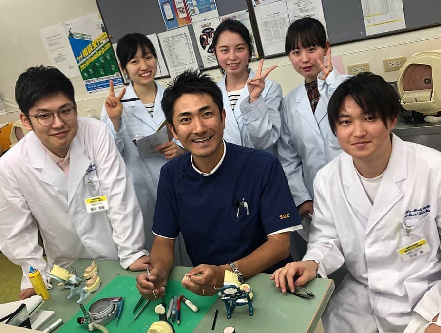 のインスタグラム：「合同授業🤝 . 姉妹校の新大阪歯科技工士専門学校と 合同授業を実施しました📝 . 幅広い知識や技術が身につくうえ 互いに学んできたことを発揮し合い 学生の気持ちも高まります😙✨ . 歯科のチーム医療を学べるのも 新大阪ならではですね🙆‍♂️🙆 . . #新大阪歯科衛生士専門学校 #sdhc #歯科衛生士 #新大阪歯科技工士専門学校 #sdtc #歯科技工士 #チーム医療 #姉妹校 #仲間 #enjoy #smile #friend #友達 #happy #学校  #school #夢 #dream #専門学校 #girl #bff #likeforlike #like4like #instagood #instalike #fun #love #dental #dentalhygienist  ##dentalhygiene」