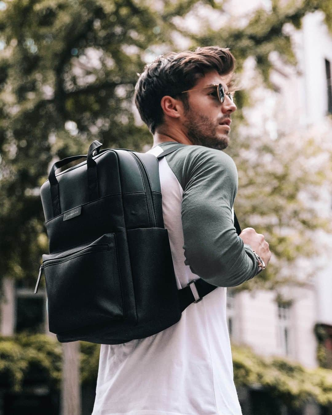 Kapten & Sonさんのインスタグラム写真 - (Kapten & SonInstagram)「'Remember that happiness is a way of travel – not a destination.' ✨ Our Bergen All Black takes you on a next level while exploring new places! #bekapten #kaptenandsonmen .⠀ .⠀ .⠀ #backpacks #travelingram #passionpassport #adventureseekers #travelbucketlist #fulltimetravel #travelpassion #traveldestination #travelbuddy ⠀」6月13日 19時25分 - kaptenandson