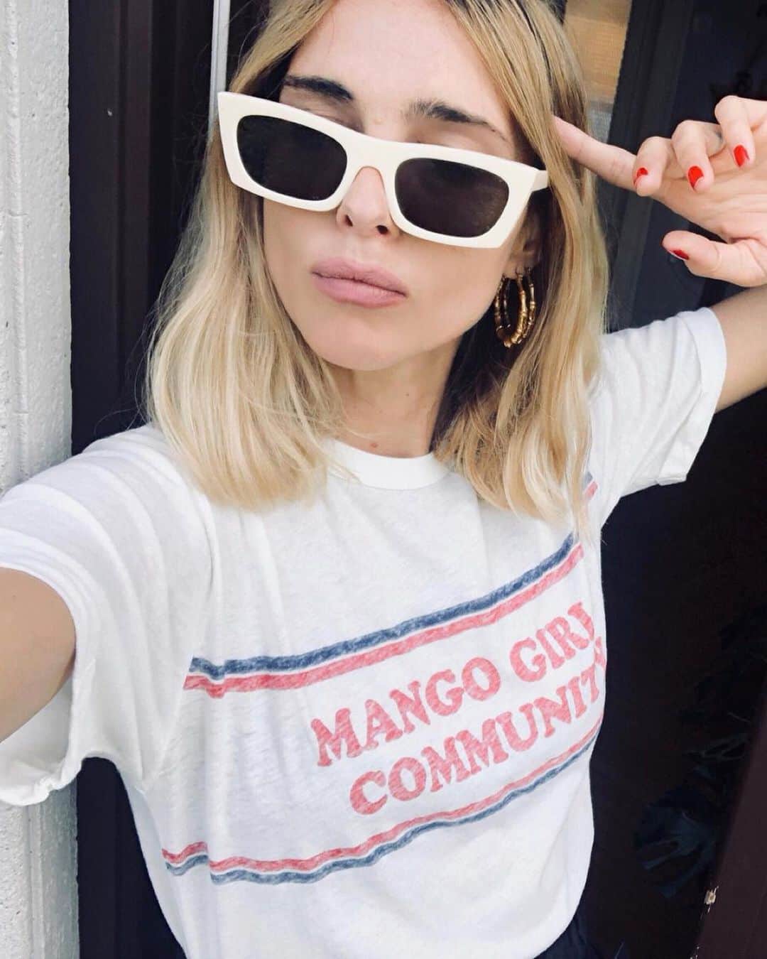 MANGOさんのインスタグラム写真 - (MANGOInstagram)「Are you a Mango Girl?  @frecklesnur @candela_________ and @erika_boldrin are wearing the special t-shirts we have created to celebrate our #MangoGirls Community.  Now, you can also get them online and in selected stores and inspire us with your style:  1. Take a picture wearing one of the t-shirts.  2. Share it on Instagram using the hashtag #MangoGirls and tagging @mango  The best looks will be shared on our Instagram profile.  JOIN US!  #MangoSS19 #Mango #MangoGirls」6月13日 19時25分 - mango