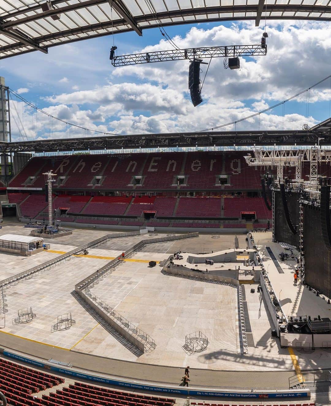 メタリカさんのインスタグラム写真 - (メタリカInstagram)「Can’t wait to see this place filled with energetic #Metallica fans later tonight. (Swipe for more panorama) #MetInCologne #WorldWired」6月13日 19時26分 - metallica