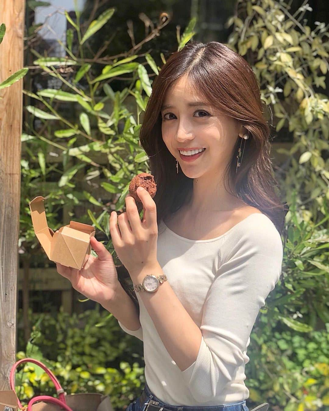 丸山悠美さんのインスタグラム写真 - (丸山悠美Instagram)「甘いもの食べなさそうと良く言われますが、類稀なる甘党の極みです❤️笑﻿ ﻿ 暑いと着たくなる白トップス+デニム。﻿ やっぱり落ち着く✨﻿ 撮影に行ったらみんな同じ格好😳笑﻿ ﻿ tops... @hm﻿ denim... #lee﻿ accessory... @seikowatchjapan ﻿ bag ... @kotty.bag﻿ ﻿ SEIKO LUKIAのレディゴールドをつけると定番コーデも大人っぽく、カジュアルでも気分が引き締まるから不思議。﻿ .﻿ 7時の一粒ダイヤ💎やっぱり可愛い。﻿ 良い歳だからこそときめきを身につけることを忘れないでいたい✨﻿ .﻿ #LUKIA #LadyGold #pr #腕時計 #アクセサリー #レディゴールド #レディダイヤ #ママ #ママコーデ #シンプルコーデ #ブラウニー #おやつ #cafe #coffee #lunch #コーディネート #カフェ #デニム #カジュアル #watch #coordinate」6月13日 19時28分 - maruyumi