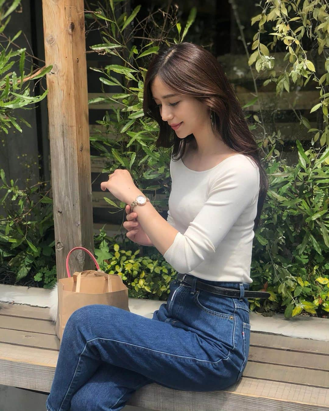 丸山悠美さんのインスタグラム写真 - (丸山悠美Instagram)「甘いもの食べなさそうと良く言われますが、類稀なる甘党の極みです❤️笑﻿ ﻿ 暑いと着たくなる白トップス+デニム。﻿ やっぱり落ち着く✨﻿ 撮影に行ったらみんな同じ格好😳笑﻿ ﻿ tops... @hm﻿ denim... #lee﻿ accessory... @seikowatchjapan ﻿ bag ... @kotty.bag﻿ ﻿ SEIKO LUKIAのレディゴールドをつけると定番コーデも大人っぽく、カジュアルでも気分が引き締まるから不思議。﻿ .﻿ 7時の一粒ダイヤ💎やっぱり可愛い。﻿ 良い歳だからこそときめきを身につけることを忘れないでいたい✨﻿ .﻿ #LUKIA #LadyGold #pr #腕時計 #アクセサリー #レディゴールド #レディダイヤ #ママ #ママコーデ #シンプルコーデ #ブラウニー #おやつ #cafe #coffee #lunch #コーディネート #カフェ #デニム #カジュアル #watch #coordinate」6月13日 19時28分 - maruyumi