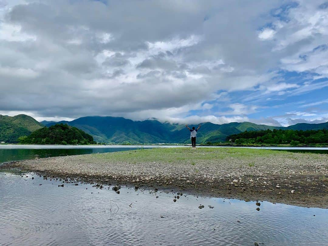 松山航大さんのインスタグラム写真 - (松山航大Instagram)「★ 『MVロケ地めぐり』 （#乃木坂46 編） . 観光も兼ねて、乃木坂46のMVロケ地を求めて静岡県と山梨県に行ってまいりました。最高でした！ . ①今、話したい誰かがいる 山梨県#谷村町駅 周辺で撮影。駅舎はレトロな雰囲気。県の登録有形文化財に指定されています。地元の人に話を聞くと、リリース当初から多くの坂道ファンがこの場所を訪れているそうです。またファンに限らず、写真愛好家の数も多い人気のフォトスポットです。 . ②サヨナラの意味 山梨県で撮影。通称「#ななみん島 」は#河口湖 にあります。水位が高いと水没してしまうそうですが、この日は運良く陸続きになっていたので上陸できました。ダンスシーンは#朝霧高原 で撮影。天気が良ければ背景に#富士山 を望むことができます。付近には村人と棘人が雨宿りをする大きな木がありますが、霊園は立ち入り禁止なので側道から撮影しました。 . ③大人への近道 「今、話したい誰かがいる」のカップリング曲のロケ地。静岡県の#重須港 周辺で撮影。おだやかな雰囲気の素敵な港町です。バス停は長井崎中学校の近くで発見。また周辺は、人気アニメ「#ラブライブ 」ゆかりの場所でもあり、この日も、いわゆる聖地を巡礼している人が多かったです。学校周辺はルールをしっかり守って撮影してください。 . ④ドラマ「ザンビ 」 静岡県#二岡神社 で撮影。御殿場インターから車で10分程の場所にあります。「座頭市」や「七人の侍」のロケ地としても有名。大迫力の社叢。苔むした石段。そして厳かな社殿。全てに圧倒されながら、しっかりとお参りをしつつ撮影してきました。 . スケジュールですが、朝8時に御殿場市内をスタートし、16時には全て撮影できました。まだ行ったことのない人に向けてのガイドブックにしていただければと思います。 . オススメの場所があれば教えてください！ . #聖地巡礼 #聖地 #乃木坂46 #静岡県 #山梨県 #観光 #今話したい誰かがいる #サヨナラの意味 #大人への近道 #ザンビ  #長野放送 #アナウンサー #松山航大 #乃木坂好きな人と繋がりたい」6月13日 19時30分 - kodai_matsuyama