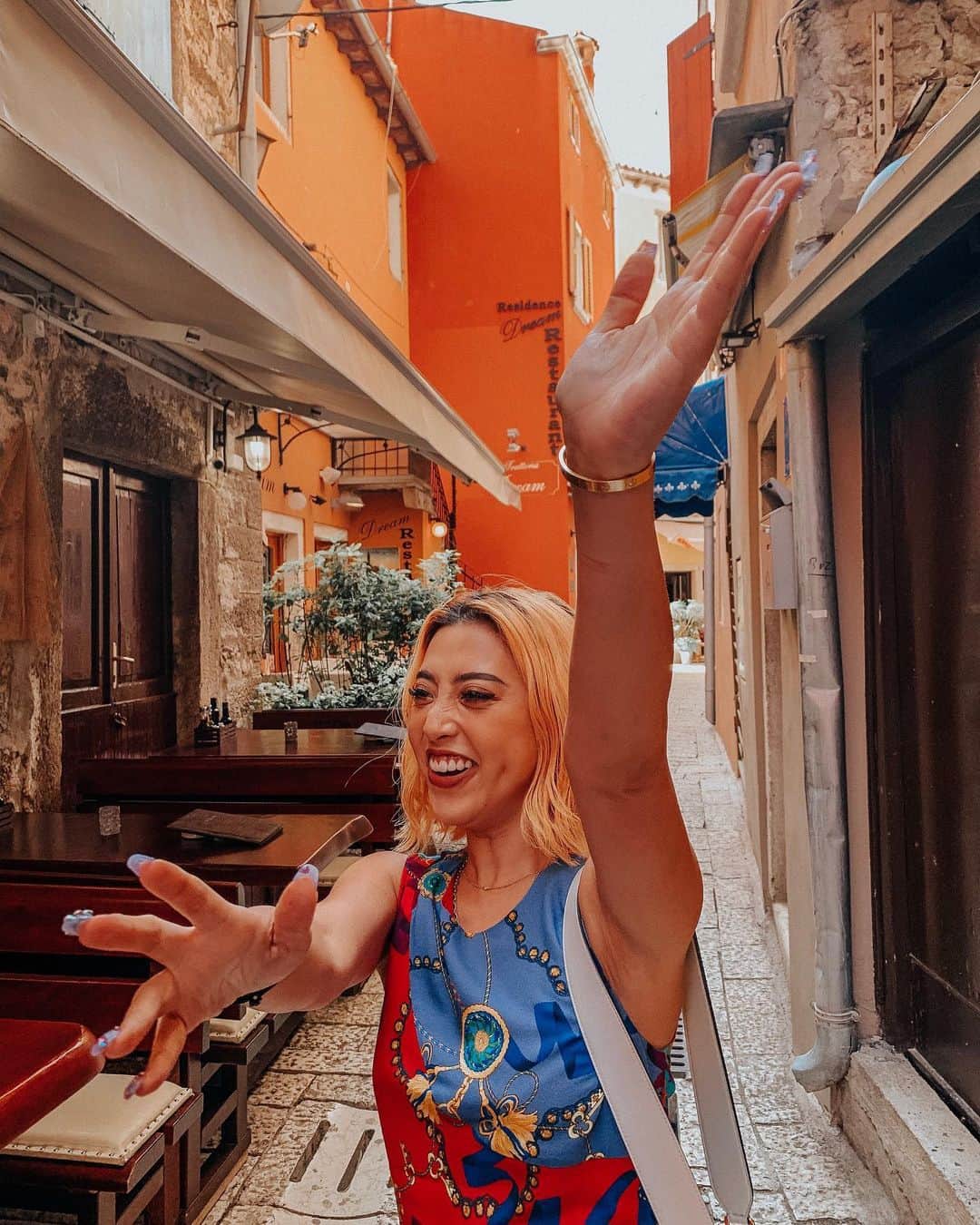 植野有砂さんのインスタグラム写真 - (植野有砂Instagram)「Someone is so excited to be in Rovinj 😂❤️ wearing @desigual !! My feed is still in Croatia but now I’m in BCN 🥘☀️Rovinj可愛すぎて興奮。笑 まだインスタはクロアチアだけどもうバレンシアからのバルセロナにいて明日また移動✈️ #shareistria」6月13日 19時31分 - alisaueno