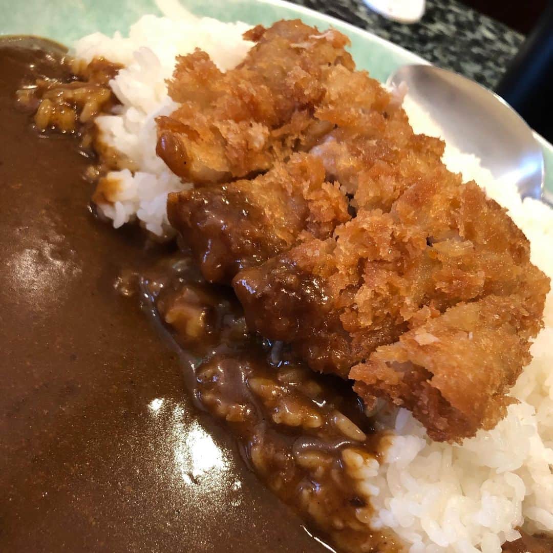 カバのインスタグラム：「‪本日のでぶ活。‬ ‪久しぶりに梅田にあるカレーハウスケーツーさんに行ってきました！確かアイロンヘッド辻井ちゃんが教えてくれたんやっけな？同期みんなで行った記憶あるな！安くて美味しいケーツーさん！カレーライスとカレーパスタがあるので、皆さんも是非試してみて下さい！うまカバちゃんですよ🙆‍♂️‬ . #本日のでぶ活 #でぶ活 #カレーハウスケーツー #ポークカツカレー #カレーライス #カレーパスタ #アイロンヘッド辻井 #走り回ってお店探してた気がする #うまカバちゃんですよ #皆さんも是非 #グルメ #グルメ好きな人と繋がりたい」