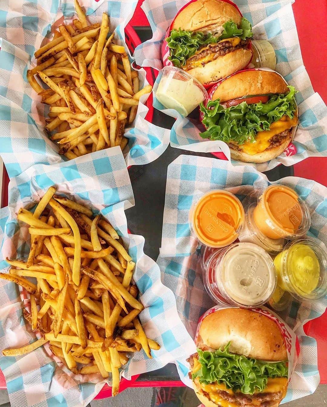 Blonde Saladさんのインスタグラム写真 - (Blonde SaladInstagram)「WHEN YOUR HEAD SAYS 🥗 BUT YOUR BUMP CRAVES🍟 Find on our mag the best places in Los Angeles where to satisfy all your dirty cravings! #theblondesalad #foodporn #losangeles #cravings #frenchfries #inmoodforfood #shakeshack #innout #sprinklescupcakes」6月13日 19時45分 - theblondesalad
