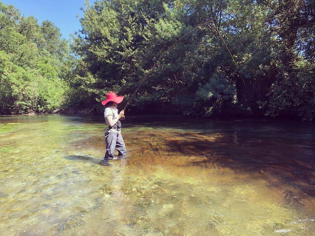 エミー・ロッサムさんのインスタグラム写真 - (エミー・ロッサムInstagram)「Fly fishing on the sorgues.  Didn’t catch anything but did manage to get completely soaked!」6月13日 19時37分 - emmy