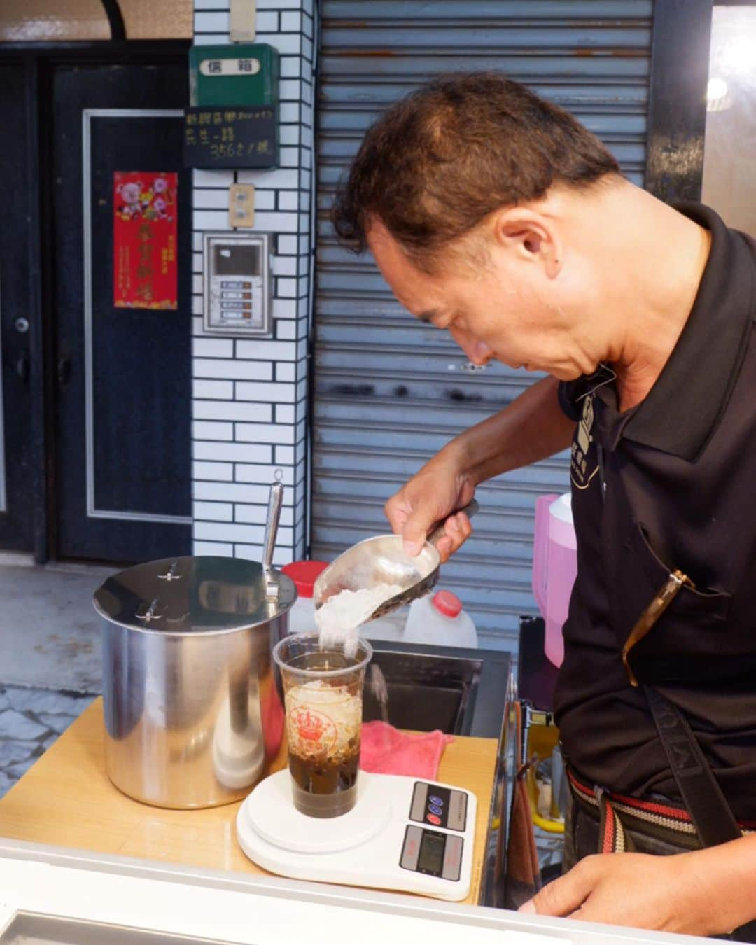 かおしさんのインスタグラム写真 - (かおしInstagram)「#かおし台南旅行 タピオカ編🥤 ・ 去年台湾でハマった#黒糖タピオカ (#黑糖波霸奶 )。 黒糖タピオカを味わってしまうと、もう普通のタピオカじゃ物足りない😆💕 そして私は、黒糖タピオカミルクティーではなく、#黒糖タピオカミルク 派😋 タピオカが高カロリーとわかっていても、どうしても飲みたくなってしまう… タピオカの魔性、恐るべし… ・ 今回は3タピしてきたよ。 もっといろんなお店のを飲みたかったのだけれど、時間が足りず🙁 ・ 1タピ目は#高雄 で。 #老虎堂 (#tigersugar )の黒糖タピオカミルク(pic1〜2)。 ちなみに、#波覇 (ボバ)は大きなタピオカ、#珍珠 (ジェンジュ)は小さなタピオカで、こちらではミックスもできるのだけれど、私は大きなタピオカが好きなので、波覇でオーダー。 まずはSNS用の綺麗な写真を撮り、その後に15回ほど降ってから飲んでねという案内が貼ってあったので、それに従った🤣 ストローは振った後に挿すべし💁‍♀️ (pic1は振る前、pic2は振った後) 飲んでみると、タピオカは出来立てで温かくてモッチモチ‼️ お、美味しすぎる🥺✨ 黒糖とミルクのハーモニーも最高🥺✨ これよ、これ、これを求めていたの🤤 老虎堂の黒糖タピオカミルクは、甘さが比較的控えめかも。 あと、ドリンクを飲んだ後に残ったタピオカが吸い上げにくいという不思議な現象が😂 ここのストローとタピオカと私の3者の相性問題かな？😂笑 ・ 2タピ目も高雄で。 テクテク歩いている時に、不意に現れた#朕曜喝 という小さな屋台的なドリンク屋さん(pic3〜5)。 なんとか我慢して一回通り過ぎたのに、「やっぱり無理ぃ〜‼️」となって、走って引き返して買いに行った😂 すごく真面目そうなお父さんが1人で作っているのだけれど、pic5枚目のように、氷の量なんかもキッチリとデジタルスケールで計量して作っていた😳 そして、こんな道端の屋台的なお店だし…と、失礼ながらあまり期待していなかったのに、かなり美味しかった〜‼️ 黒糖タピオカミルク最高🥛👏 ・ 3タピ目は台南で。 これまた晩ごはんを食べに行く途中で通りかかった#甜又鮮 で黒糖タピオカミルク(pic6〜7)。 ファストフード店のような店内に入ると、オーダーは店員さんではなく機械にするとのこと。 初めてのことで、途中でわからなくてちょっと困っていたら、先にオーダーしていた台湾人のカップルが、困っている日本人(私たち)に声をかけてくれて、助けてくれてオーダーできた🥺 台湾の人は本当に優しい✨ そして、オーダーした黒糖タピオカミルクが出てきてビックリ😳 お、お、お、大きい‼️🤣 一般的にタピオカドリンクの容器って、縦長なものが多いと思うんだけど、こちらの容器は直径が大きくて寸胴。 自分の顔と並べて写真を撮ってみたら、同じくらいだった😂 美味しくて、1人で全部飲んだけど〜😆 ちなみに、氷少なめの甘さ控えめのオーダーにしたよ😃 ・ pic8は、高雄の#六合夜市 で見かけた、黒糖タピオカを煮ている大きな鍋😳 キラキラしていて、本当に真珠みたいだった🥺✨ ・ とりあえず私という人間は【黑糖波霸奶】という5文字を見たら、激しく心が躍るということがわかった😂 今回行き損ねた台南の東洲黑糖奶舖 と高雄の回春堂 は、次回行く時にリベンジしたい🔥🤤 ・ #かおし旅 #タピ活 #タピオカ好きと繋がりたい #台湾 #taiwan #旅グルメ #台湾グルメ #旅好きな人と繋がりたい #旅行好きな人と繋がりたい #retrip_taiwan #retrip_gourmet #jalan_travel #jtbで旅したい #tabicoorde #repostrurubu #imatabiキャンペーン7 #今だからできる旅 #台湾好きな人と繋がりたい」6月14日 1時13分 - cao_life