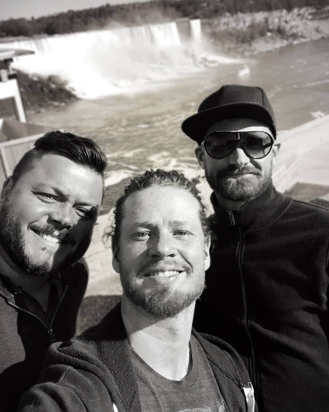 ヒンダーのインスタグラム：「Last week with the crew, enjoying these amazing views Niagara Falls has to offer!」