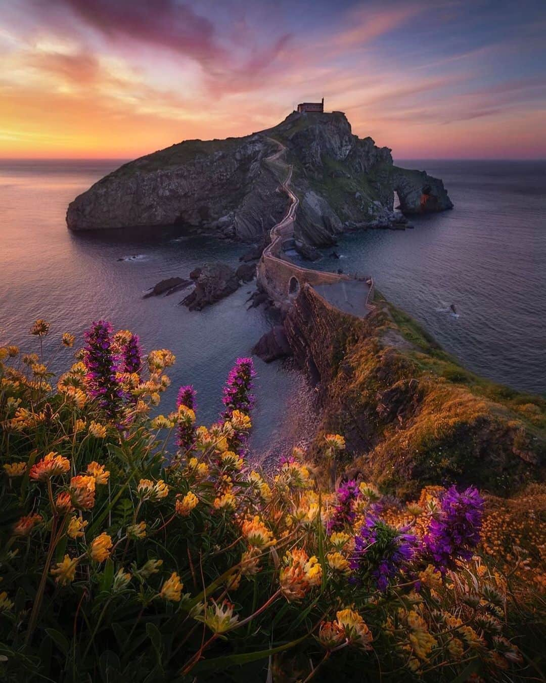 Earth Picsさんのインスタグラム写真 - (Earth PicsInstagram)「Enchanting island of Gaztelugatxe 🌅Photo by @aritz_atela」6月14日 1時08分 - earthpix