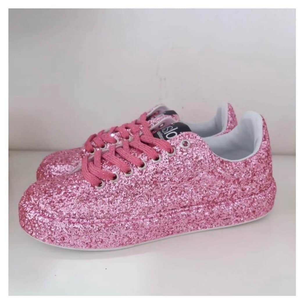 のインスタグラム：「#islo #isloisabellalorusso #isloshoes #shoes #sneakers #glitter #color #fucsia  #fashion #style #shop #negozio #rivenditore #rivenditoreautorizzano #gubbio #shopping #shoesaddict #shoponline #shoppingonline #madeinitaly #staytuned」