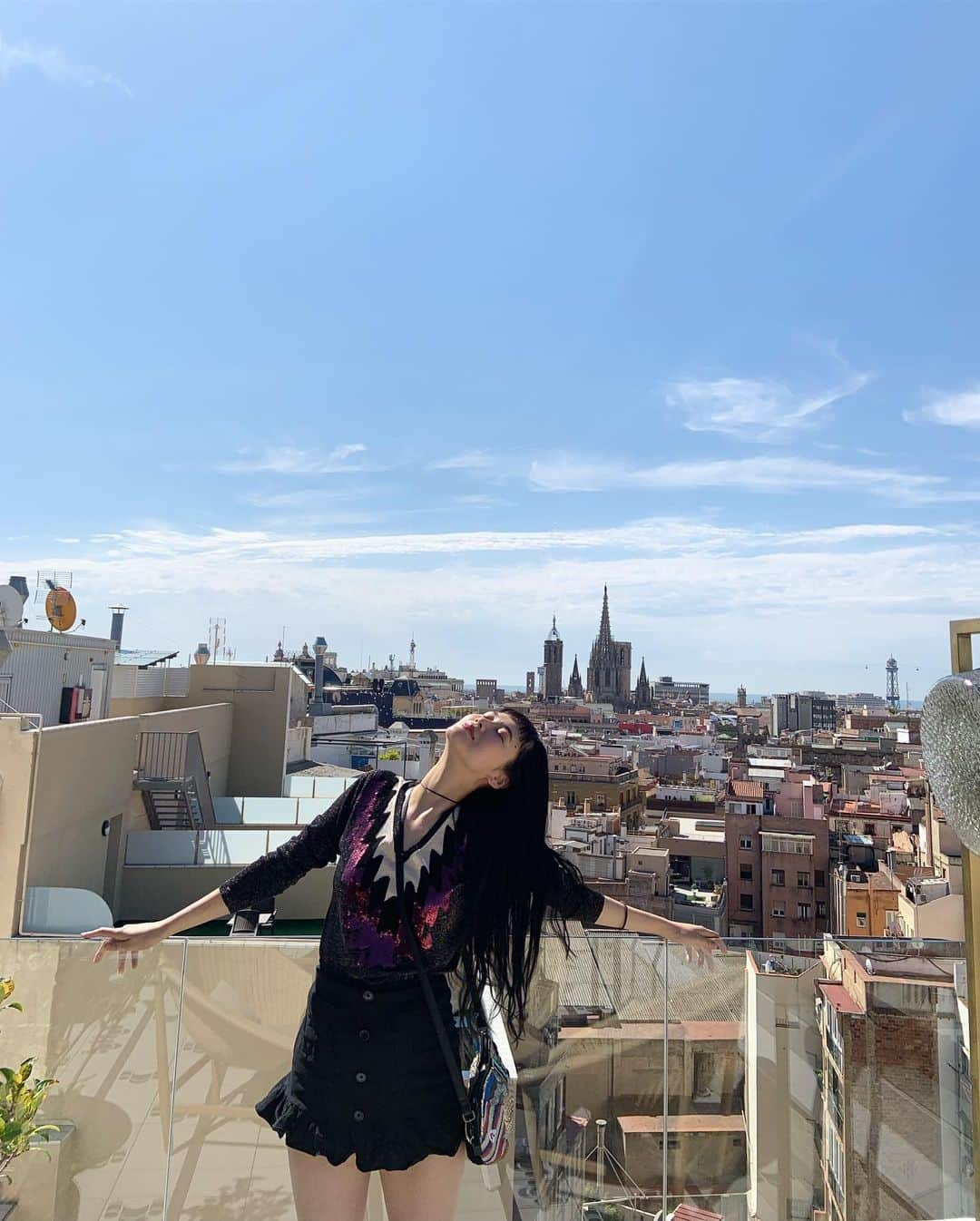 田中シェンさんのインスタグラム写真 - (田中シェンInstagram)「Sunny day in BARCELONA 🌈 💙空が青い💙 Tops and bag @desigual  おしゃれホテルにチェックイン✨ 遠くに見えるのはサクラダファミリアではなーい😣💭 #desigual #spain #barcelona #バルセロナ #田中のバルセロナ✈️🌈」6月13日 19時49分 - shen_tanaka