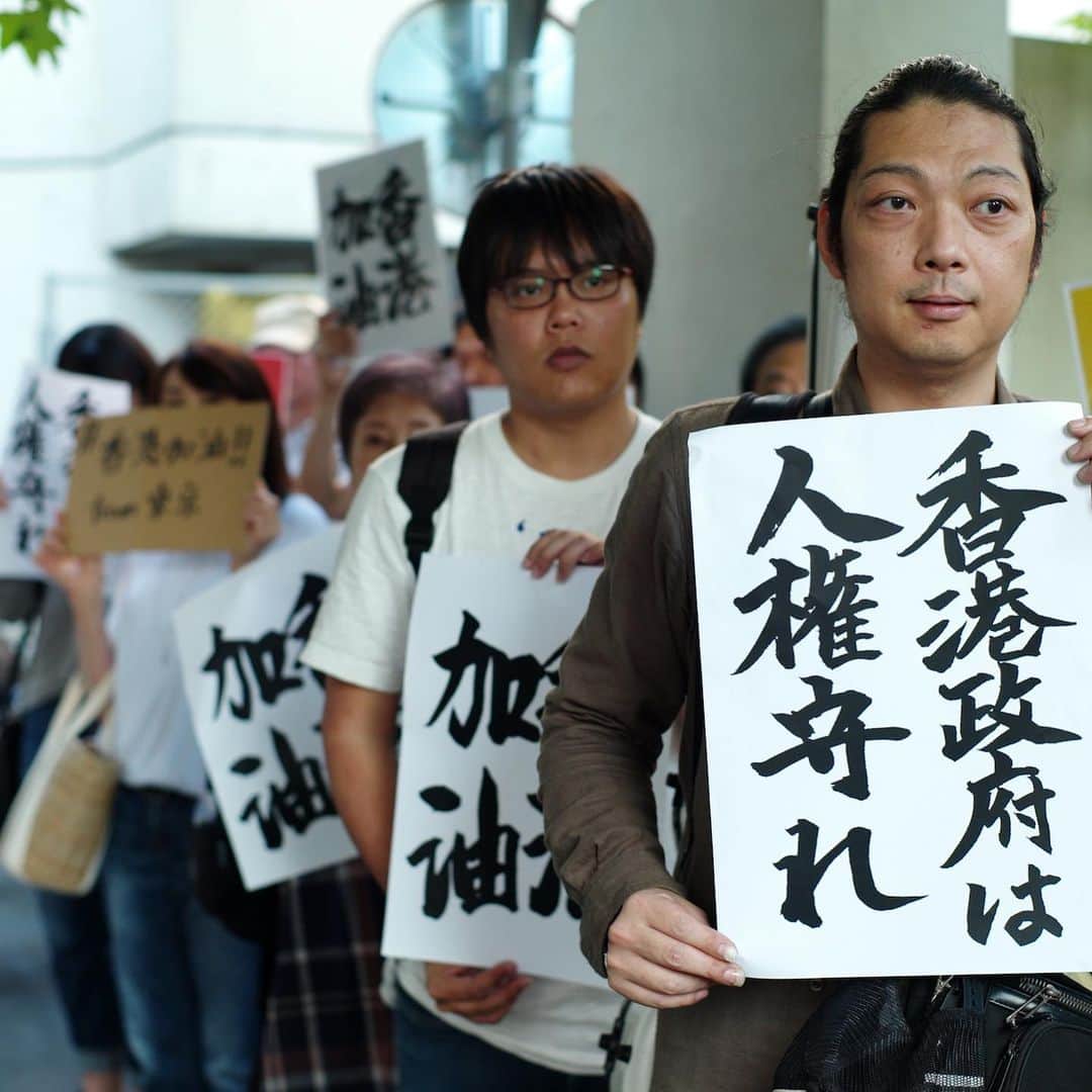 The Japan Timesさんのインスタグラム写真 - (The Japan TimesInstagram)「About 300 people assembled Tuesday evening  in front of the Hong Kong Economic and Trade Office in Tokyo's Chiyoda Ward in a display of solidarity with anti-extradition law protestors in Hong Kong. Mandy Tang, a 19-year-old exchange student from Hong Kong, currently attending a Japanese language school in Tokyo, spent the night before the protest folding nearly 100 white ribbons, which she says symbolize support for those protesting in Hong Kong. Tonight’s Tokyo protest is scheduled to move to the front of Shibuya Station near the Hachiko dog statue from 9 p.m. 📸: @ryuseitakahashi217 . . . . . ‪#香港デモ‬ ‪#AntiELAB‬ ‪#TOKYOantiELAB‬ #hongkongprotest」6月13日 19時50分 - thejapantimes
