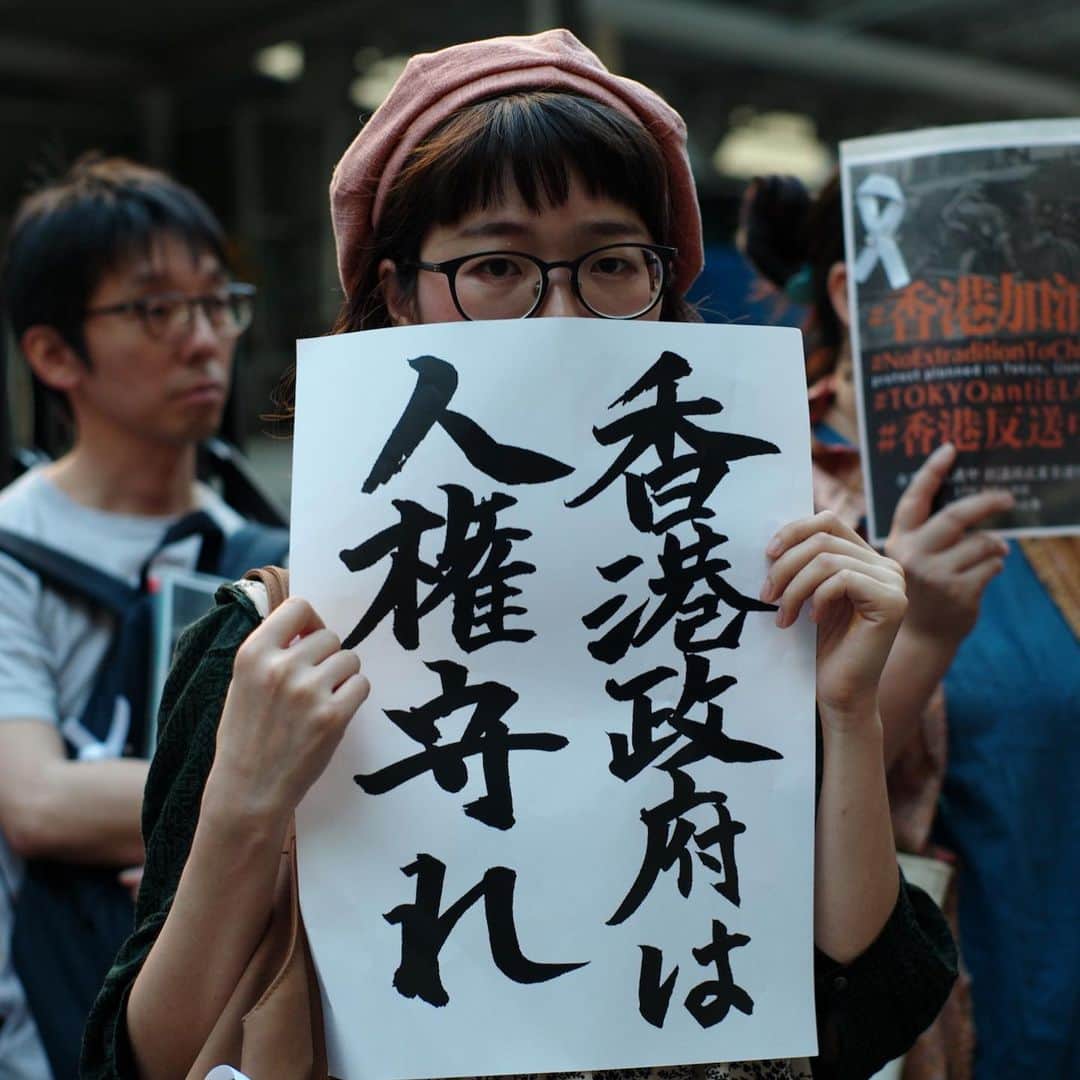 The Japan Timesさんのインスタグラム写真 - (The Japan TimesInstagram)「About 300 people assembled Tuesday evening  in front of the Hong Kong Economic and Trade Office in Tokyo's Chiyoda Ward in a display of solidarity with anti-extradition law protestors in Hong Kong. Mandy Tang, a 19-year-old exchange student from Hong Kong, currently attending a Japanese language school in Tokyo, spent the night before the protest folding nearly 100 white ribbons, which she says symbolize support for those protesting in Hong Kong. Tonight’s Tokyo protest is scheduled to move to the front of Shibuya Station near the Hachiko dog statue from 9 p.m. 📸: @ryuseitakahashi217 . . . . . ‪#香港デモ‬ ‪#AntiELAB‬ ‪#TOKYOantiELAB‬ #hongkongprotest」6月13日 19時50分 - thejapantimes
