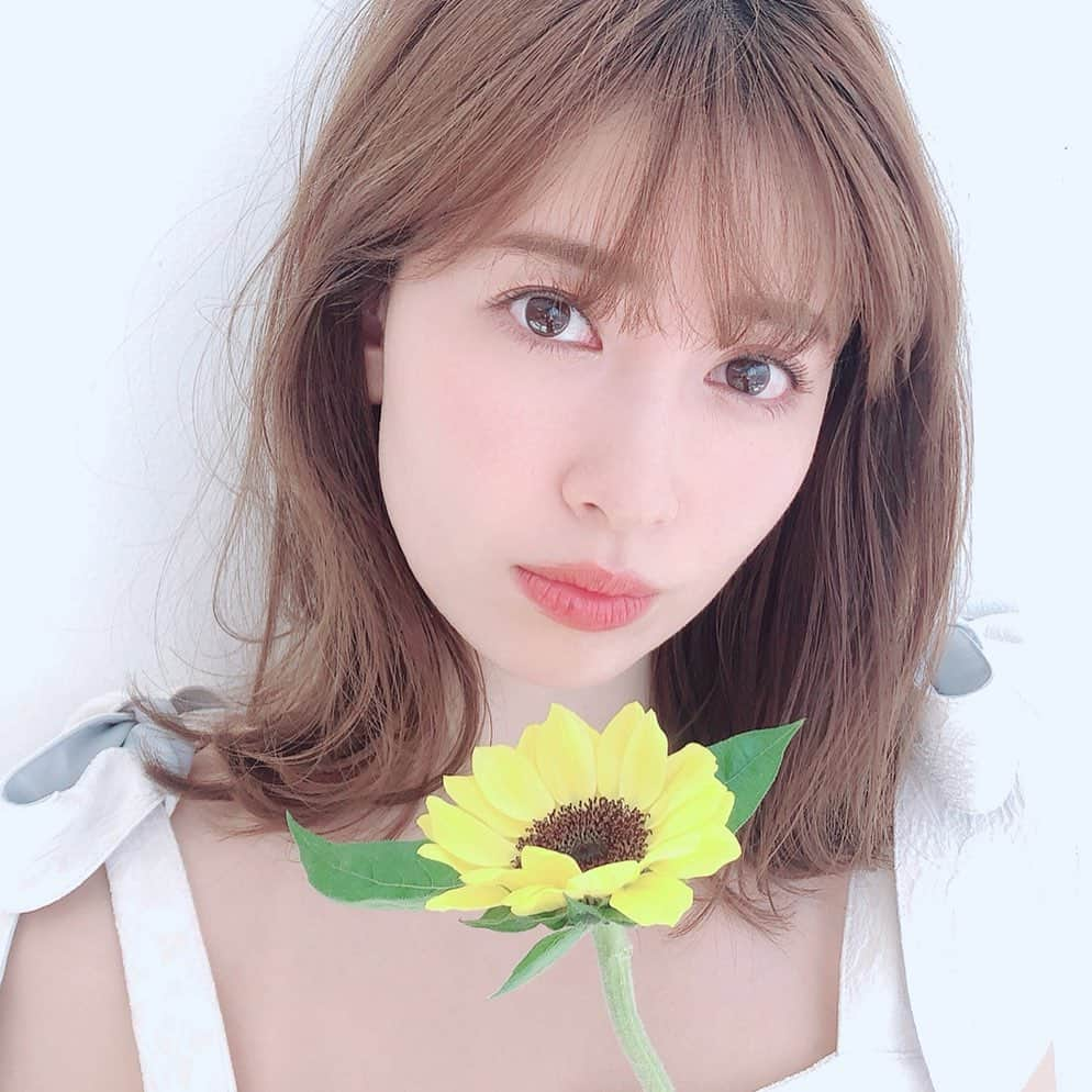 美人百花さんのインスタグラム写真 - (美人百花Instagram)「好評発売中❣️美人百花７月号の表紙を飾ってくれた小嶋陽菜さんのオフショットをお届け🌈✨ 着用した衣装は、ワンピやドレスをメインに展開するブランドとしてリニューアルしたばかりのHer lip toのもの🤗✨👗 . ひとさじの甘さのバランスが絶妙なショルダーリボン🎀 実は、リボンの裏側はシンデレラブルーになっていて、チラ見えするととってもおしゃれ👌✨ . こんな夏映えワンピにお帽子をかぶって避暑地にお出かけしたいですね🥺✨ . 美人オーラ全開で、不動の人気を確立している小嶋さん💓これからも目が離せません❣️❣️ #美人百花 #小嶋陽菜 さん #にゃんにゃん #herlipto」6月13日 19時44分 - bijinhyakka