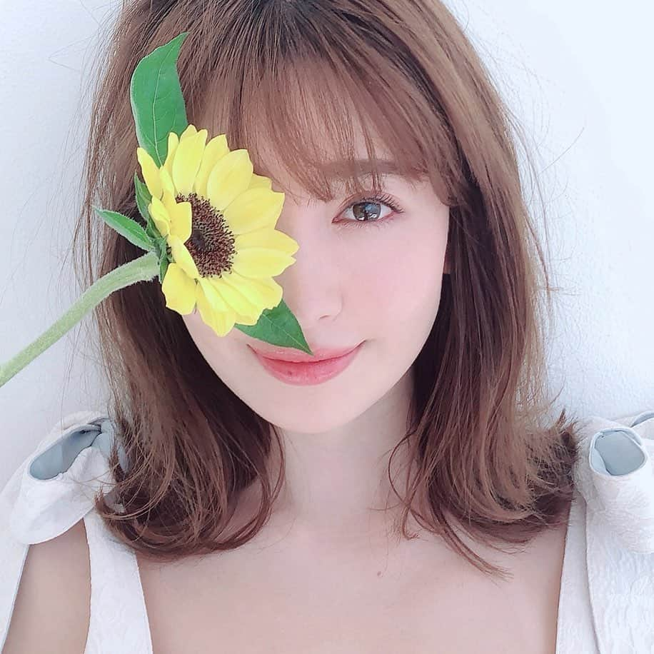 美人百花さんのインスタグラム写真 - (美人百花Instagram)「好評発売中❣️美人百花７月号の表紙を飾ってくれた小嶋陽菜さんのオフショットをお届け🌈✨ 着用した衣装は、ワンピやドレスをメインに展開するブランドとしてリニューアルしたばかりのHer lip toのもの🤗✨👗 . ひとさじの甘さのバランスが絶妙なショルダーリボン🎀 実は、リボンの裏側はシンデレラブルーになっていて、チラ見えするととってもおしゃれ👌✨ . こんな夏映えワンピにお帽子をかぶって避暑地にお出かけしたいですね🥺✨ . 美人オーラ全開で、不動の人気を確立している小嶋さん💓これからも目が離せません❣️❣️ #美人百花 #小嶋陽菜 さん #にゃんにゃん #herlipto」6月13日 19時44分 - bijinhyakka