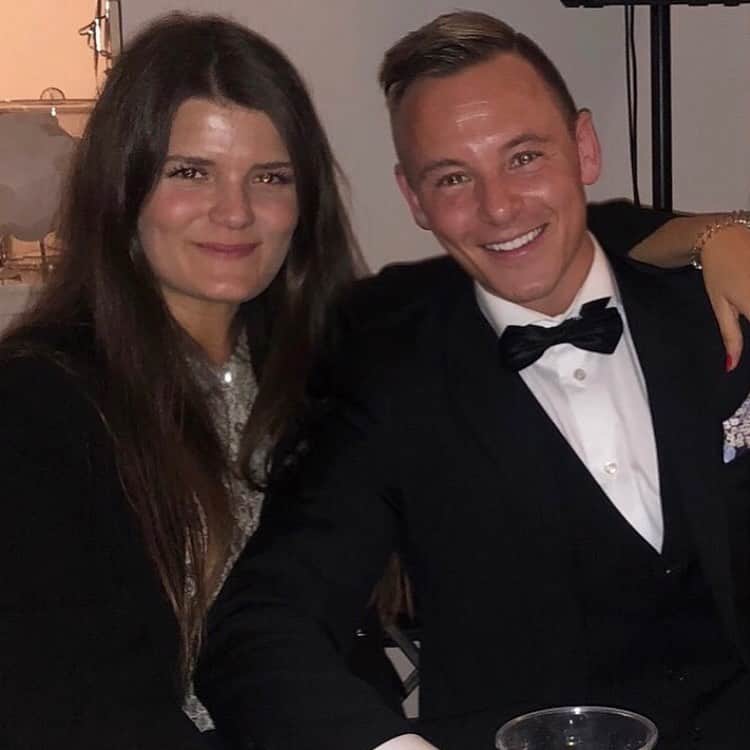 ウッフェ・ベックのインスタグラム：「👑👑 To konger har fødselsdag på en og samme dag. 🇩🇰🇩🇰 I den anledning trækker man altså i det stiveste. Tillykke💥」