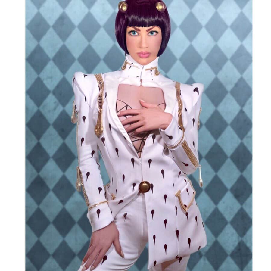 叶姉妹のインスタグラム：「ファビュラスな💖ブチャラティ💜-part2🌹✨美香さんのジョジョ日記💋✨✨ 私達の愛する大切な皆さんの ジョジョをご存知のない皆さんも "美香さんのジョジョ日記"🥰シリーズですが…。毎週、オンタイムでは 見れないことが多いのですが、 凄く凄く楽しみに、時には 号泣するシーンもあり ジョジョの5部アニメを 観ておりますよ😍💖 さて、 ファビュラスな姉のジョルノや ブチャラティが 大絶賛いただき大反響で 凄くたくさんのSNS ニュースやTV番組に “もはや芸術作品””感動で震える”などと とりあげていただき 知らない方々にも ご一緒に少しは楽しんで いただけまして 私達もとても嬉しいですよ。 そして、 私達の愛する大切な皆さんから ぜひファビュラスな姉の So セクシーでSo クールな ブチャラティ をもっともっと 見てみたいです‼︎、 との熱烈なリクエストが とてもたくさんありましたので ファビュラスな姉の ちょっと中性的でクールで 指先の動きすらが スーパーセクシーな ブチャラティpart2は ブチャラティ の象徴的なポーズの アザーカットですよ。😘💖 また、5部のキャラクターの最新作を 近くご紹介させていただきますね。💜 さて、 "ファビュラスな姉の ファビュラスなブチャラティ "は セクシーなグッドルッキングガイ達の 美しいカラダのデザインは 普段から 見なれ過ぎておりますので "男性のカラダのボディパーツ"の あり方にとても 参考になるようですよ。 ちなみに、 ファビュラスな姉は 平気なお顔のように見えますが バストベルトニッパーは あまりにも苦しくて8分くらいが 装着できる限界でその間に撮影を 済ませないと いけないのですよ。😱💦 仕上げは、日常の中の 叶ポージングエクササイズで 鍛えられた ファビュラスな姉の アメージングな体幹が 私にはとても難しいポージングを さらりとこなす そもそも男性的な ファビュラスな姉の、 魅惑のまなざしに見つめられると 言葉なく誘惑されるオーラの "超絶セクシー・グッドルッキング・ガイ"となっておりますよ。😋💖 #ジョジョの奇妙な冒険 #JOJOsBizzareAdventure #GoldenWind #jojo_anime  #GIOGIO #amazing #heavenly  #ジョルノ #ブチャラティ #ジョジョ  #ドッピオ #黄金の風  #ぶるっちまうだろう #覚悟はいいか  #precious  #fabulous #叶姉妹 #heaven #ファビュラス #宇宙 #jojo  #コミケ #叶 #叶ポージングエクササイズ #lgbtq  #至福 #幸運 #天使  #女神 #愛するあなたへ」