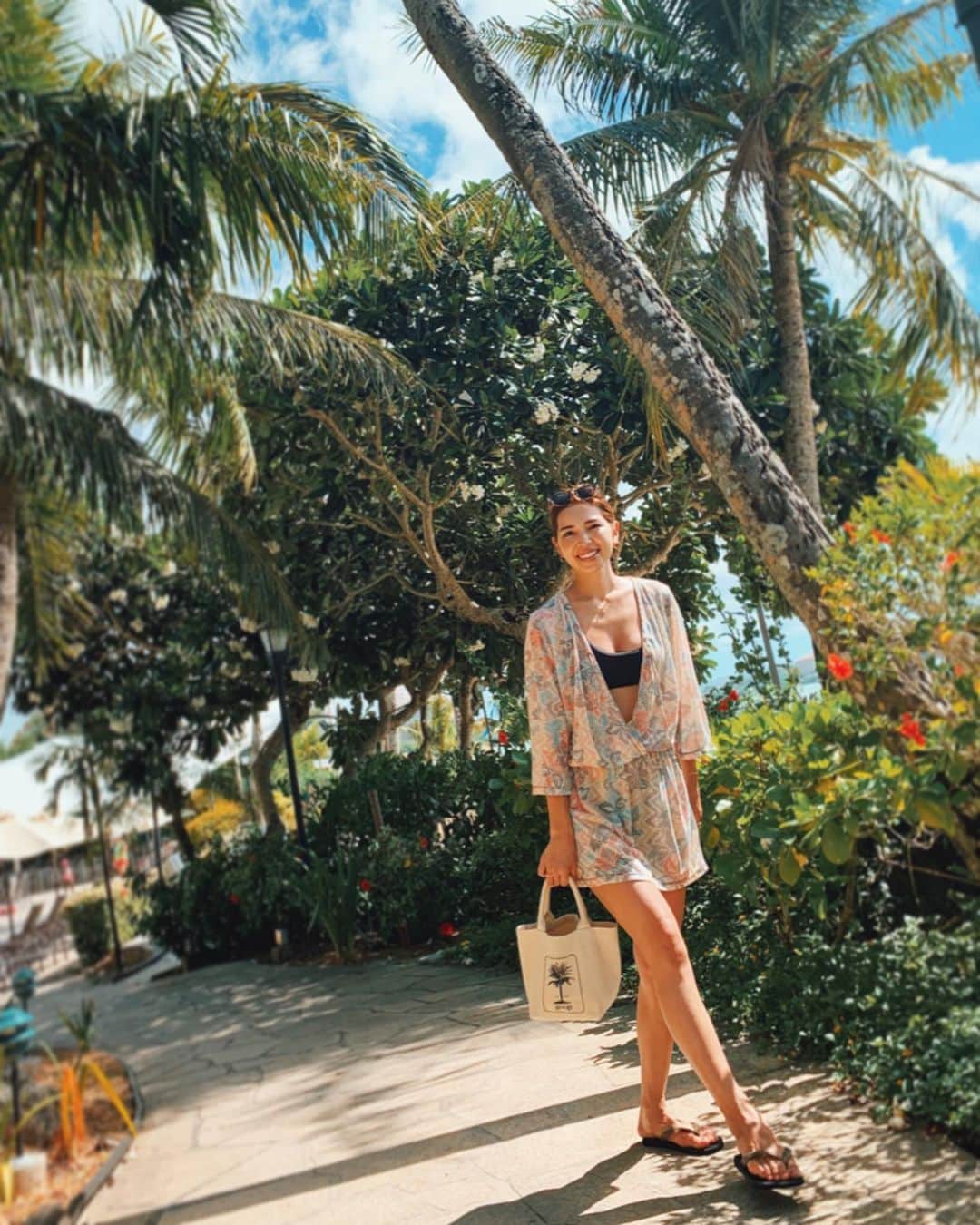来夏さんのインスタグラム写真 - (来夏Instagram)「#🌴 やっと着れて嬉しい @prana のワンピと  パームツリーデザインの @goop トートバッグ💛 海にプールに大活躍✌🏽🏖 #guam #グアム  #beach #poolside #chill #prana #goop #outfit」6月13日 19時47分 - rairairaika
