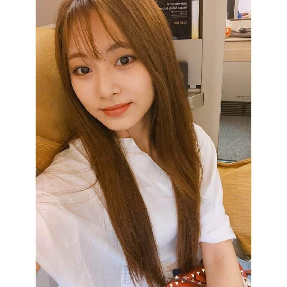 TWICEさんのインスタグラム写真 - (TWICEInstagram)「앞머리를 말아본다 嘗試捲起我的小瀏海 #TWICELIGHTS#BANGKOK✈️💛#ASIANA」6月13日 19時49分 - twicetagram