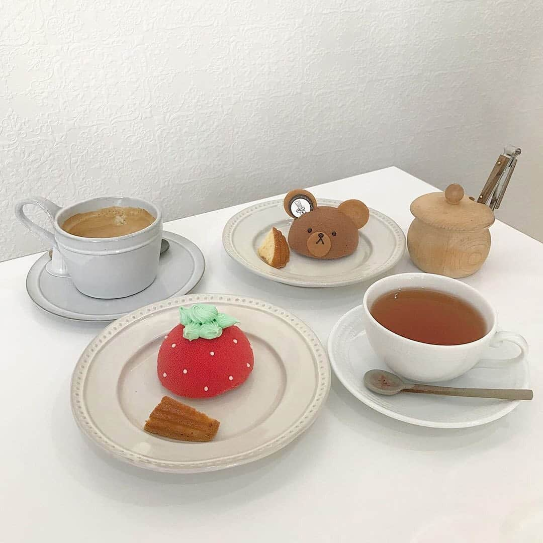 isutaさんのインスタグラム写真 - (isutaInstagram)「. 名古屋・一宮にある洋菓子屋さん「coquelicot（コクリコ）」をご紹介❤︎ . くまやいちごなどがモチーフなった見た目が可愛すぎるケーキが食べられるんです♩ . おもちゃのようなスイーツたちは、食べるのがもったいなくなってしまいますよね！ . この他にもたくさんの種類のケーキが並んでいるのでどれにするか迷ってしまいますよ♡ . _____ coquelicot open：販売 10:00～20:00 /カフェ 10:00～18:00 close：水曜日・不定休 access：愛知県一宮市開明字西池田17-1 _____  photo by @hnm_bt16 @aono35 .  isutaのwebサイトでは、おすすめのコーデから可愛いカフェまでたくさんの情報をお届けしています！ また、isutaのオリジナルグッズも販売中！ぜひプロフィールトップのURLからチェックしてみてください❤︎ . #isuta #isutapic #isutacafe #イスタ #名古屋カフェ#コクリコ」6月13日 19時58分 - isuta_jp