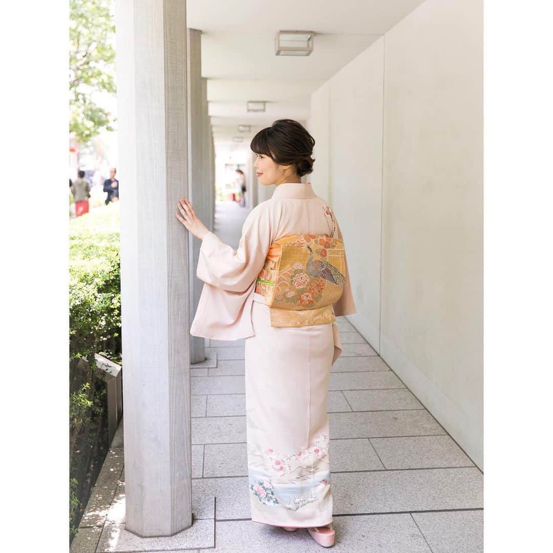 安蒜幸紀さんのインスタグラム写真 - (安蒜幸紀Instagram)「. 着物を着てお出かけ🌸 母の着物に祖母の帯👘 . 祖母は着物の絵付けをしていて 母は着付けの免状を持っているので 着物はよく着させてもらっていて大好き💕 . この祖母の帯は特にお気に入りでした☺️ . やっぱり着物を着ると気持ちが引き締まる！ 自分でも着物着られるようになりたいなぁ🤔✨ . #東京#着物#きもの#着物女子#きもの女子#和服女子#帯#着物好きさんと繋がりたい#着物生活#和装#着物コーディネート#和装コーディネート#訪問着#日本文化#japan#tokyo#kimono#wafuku#ootd#fashion#kimonogirl」6月13日 19時58分 - ambirusaki