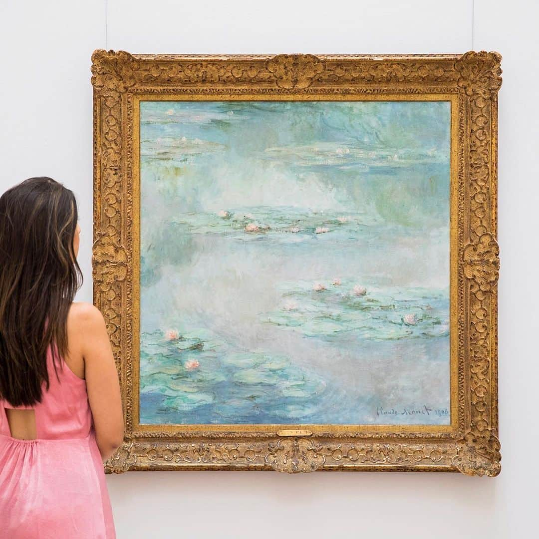 サザビーズさんのインスタグラム写真 - (サザビーズInstagram)「Claude Monet’s beautifully lyrical and softly ephemeral #Nymphéas from 1908 – an iconic image of #Impressionism from his most celebrated subject – is at the same time radical and poetic. Acquired in 1932, it has remained unseen for over half a century and will be unveiled in our #London #galleries tomorrow, for a special #exhibition ahead of our #Impressionist & Modern Art Evening Sale next week.  Monet’s meticulously designed water #garden in #Giverny verged on an all-consuming obsession, as the artist diverted the course of the nearby #river and waded out into the waters daily to preserve the pristine beauty of the #waterlilies. The result was a #kaleidoscope of #colour on his doorstep, forever changing with an unending variety of tones and forms. Here, in his first steps towards true #abstraction, #Monet strips away the banks of the pond, eliminates the #horizon line and transforms the #water into a mirror for the #sky.  Visit until 3pm on 19 June to see the work alongside our immersive #installation of hand-made waterlilies, fresh #flowers and innovative LED lights, a modern vision of the artist’s beloved inspiration.  #SothebysImpMod #ClaudeMonet」6月13日 19時56分 - sothebys