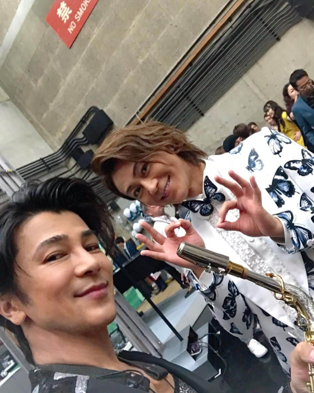 武田真治さんのインスタグラム写真 - (武田真治Instagram)「20196.11.#NHK #うたコン 舞台裏にて #氷川きよし 王子と📸 あの歌唱力でアニソンお歌いになると突き抜け方がハンパないって⤴︎⤴︎⤴︎ 黒鳥モードのKIYOSHI様のカッコ良さは絶対ライブで体感すべし！！！ 帰り際のナチュラルな王子も捕まえたっ(^○^) お疲れ様でした☆ #武田真治」6月13日 20時07分 - shinji.takeda