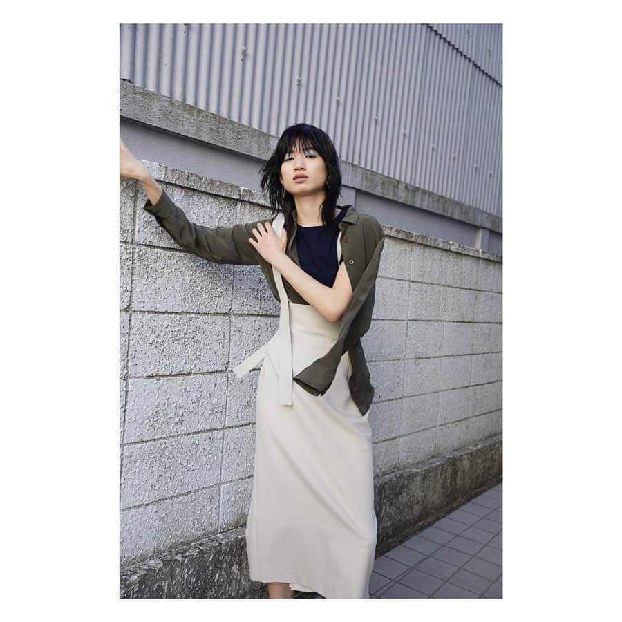 CIROI CIROI × MINETV VOL.1 ONAIRのインスタグラム：「【STYLE】 ＿＿＿＿＿＿＿＿＿＿＿＿＿＿＿＿＿＿＿＿＿＿＿＿＿ Shirts: Silky standerd shirts Color: beige/navy/khaki/white Price: ¥11,000⇨¥5,500+tax . Tops: Paper basic T-shirts Color: green/white/navy/black Price: ¥6,500+tax⇨¥3,510+tax. . Skirt: High-waist 2way straight skirt Color: beige/black Price: ¥25,000+tax⇨¥16,250+tax. ￣￣￣￣￣￣￣￣￣￣￣￣￣￣￣￣￣￣￣￣￣￣￣￣￣ . Shirts. CIROI発売当初からの定番で人気アイテムのシルキースタンダードシャツ。 とろみのある素材が体を華奢に見せてくれて繊細な縫製とステッチで上品な大 人の雰囲気を出しています。 デコルテが美しく見えるように設計されたボタンの位置など、こだわりのつま った一枚です . Tops. まるでペーパーのようなカラッとした綿糸を使用した、涼しげな T シャツ。体の線が美しく出るシルエットに、 ステッチを極力無くし、女性らしいデザインに仕上げました。レングスは、ロングとショートの 2 種類。ショー ト丈は、ハイウエストやジャストウエストのボトムス合わせに最適です。スタイリングに合わせて、丈感やサイ ズを選べる定番の T シャツです。 . Skirt. クラシカルなハイウエストのストレートスカートに、オリジナル柄刺繍を施したベルト付きのサスペンダースカート。刺繍は中国の剪絵を落とし込み、ラメ糸で華やかな印象にしています。サスペンダーを取り外した時に、スカート本体にはボタンが残らないようにデザインしているので、シンプルなスカートとしてもお使いいただけます。センターバックにプリーツを施し、動くほどにさ りげなく見えるデザインにしています。 . #CIROI」