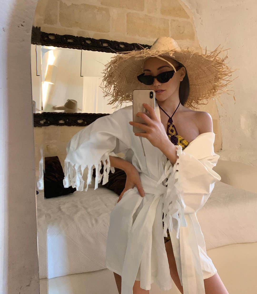 YOOX.COMさんのインスタグラム写真 - (YOOX.COMInstagram)「Ridiculously oversized sun hat, check ✔️ Obligatory holiday mirror selfie, check ✔️ Tap to shop my fave summer essentials!☀ xx D 💗 #8byyoox」6月13日 20時02分 - yoox