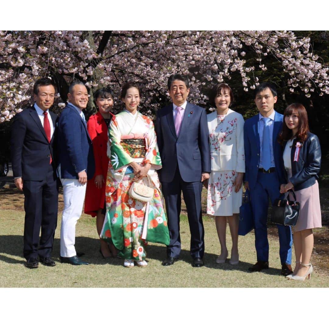野口啓代のインスタグラム：「先日、新宿御苑で行なわれた 『桜を見る会』に参加してきました。安倍首相が主催する伝統的な会に招待頂き大変光栄です🌸* * 会場では、コンディショニングトレーナーの有吉先生に案内していただき、安倍首相にもご挨拶することができました。天気も良く、満開の桜を見る事ができ、日本の桜の素晴らしさを感じてきました☺️🇯🇵* * また、この日の為に地元の 佐沼屋呉服店 さんが振袖を貸して下さいました。着物が好きなのでとても嬉しいです。ありがとうございました👘❤️* * * I attended a cherry blossom viewing party at Shinjuku Gyoen National Garden what is held by Prime Minister Shinzo Abe. I am very honored to be invited to such a traditional party.* * At there, the conditioning trainer Ms. Ariyoshi guided me to greet Prime minister Abe, it was so grateful.* * For this party, Sanuma Kimono Shop lends a long-sleeved kimono. I like wearing Kimono so it was very happy, thank you!!* * * #桜を見る会」