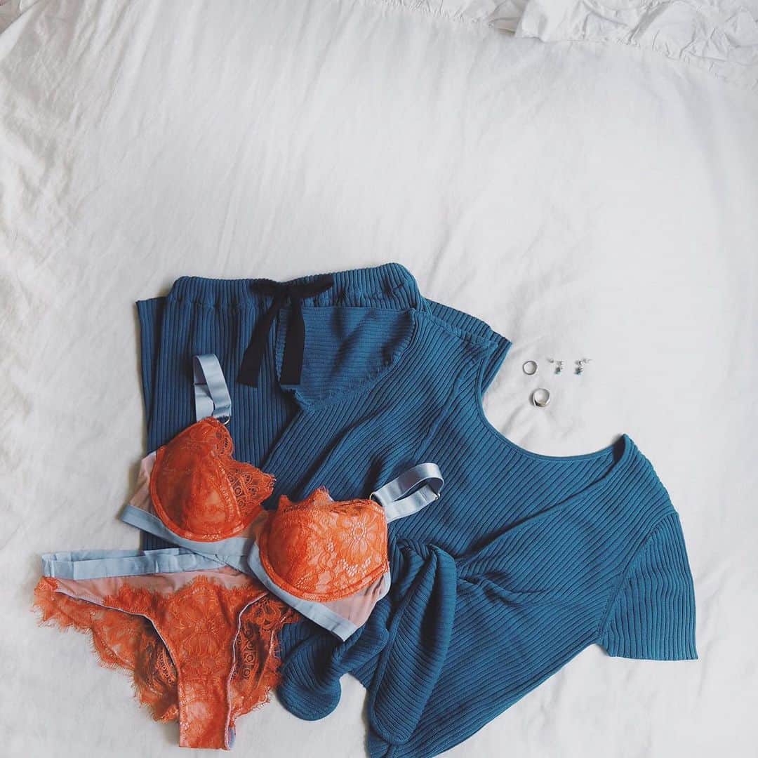 のインスタグラム：「可愛い下着と部屋着に出逢った💙🧡 ストーリーにアップしたら すごい反響があってずっとアップしよう〜と思って今に至る🤭 (色を選んでくれたり、友達とお揃いだったり♡ あのときは、皆さま ありがとう)  部屋着は前と後ろ、逆でも着られるの🌎  世界中からランジェリーをいち早くお届けするセレクトショップ @tigerlily_tokyo は、ヨーロッパからの買い付け商品がたくさん！ サイト見てても本当に飽きないんだなぁ🤤  わたしのインスタグラムを見てご購入すると 初回購入10%offになる クーポンコード【BHCZDWRK】をGETしました！ どうぞ気になる方お使いくださいませ♡ #ちひろのお洋服 #部屋着#下着#ルームウェア#ランジェリー#アクセサリー#roomwear#lingerie#accessories」