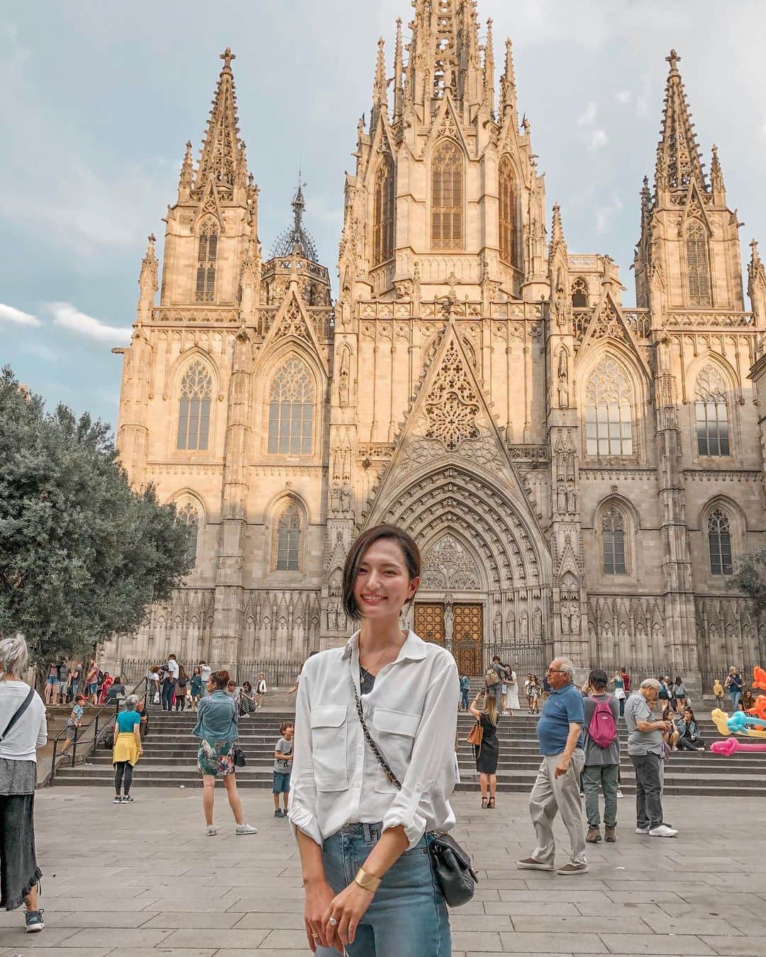 山賀琴子さんのインスタグラム写真 - (山賀琴子Instagram)「🧚🏻‍♀️💕 サンタ・エウラリア大聖堂🇪🇸﻿﻿﻿ ﻿﻿﻿ 見ず知らずのおじ様に﻿﻿﻿ 写真撮ってもらえますかと聞いて﻿﻿﻿ 撮ってもらった一枚✨﻿﻿﻿ ちょっと緊張気味だけど、、﻿﻿﻿ いい写真😊💕﻿﻿﻿ ﻿﻿﻿ gracias‼︎﻿﻿﻿ ﻿﻿﻿ ﻿﻿#Barcelona#spain#trip」6月13日 20時11分 - kotokoyamaga