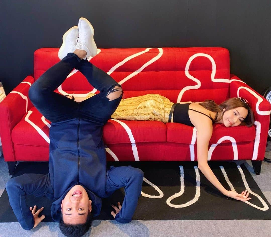 ソニアのインスタグラム：「Ok this is definitely a familiar sight in my own home (minus the upside down @joakimgomez 🤣) but I’ll admit... we are all couch potatoes!! The Museum of the World’s Deadliest Weapons reminded me to keep tabs on the amount of unhealthy food and lazy habits that I have, cos all these vices could put us at risk to pre-diabetes and even diabetes 😵  Take part in the #CouchofDeath challenge and stand to win Fitbit Charge 2 or AIAIAI-Spotify Headphones! All you need to do is to visit the Museum, find the #CouchofDeath exhibit and strike your creative poses within the chalk outline, and post it on your FB or Instagram with the hashtags #CouchofDeath and #DeadliestWeaponsHPB ☠️ .  The Museum will be at The Star Vista from now till 16/06/2019, and many other upcoming locations! What you see in there will surprise you - and expect lots of instagrammable moments as well 💚  Do check out healthhub.sg/museum for more details!」