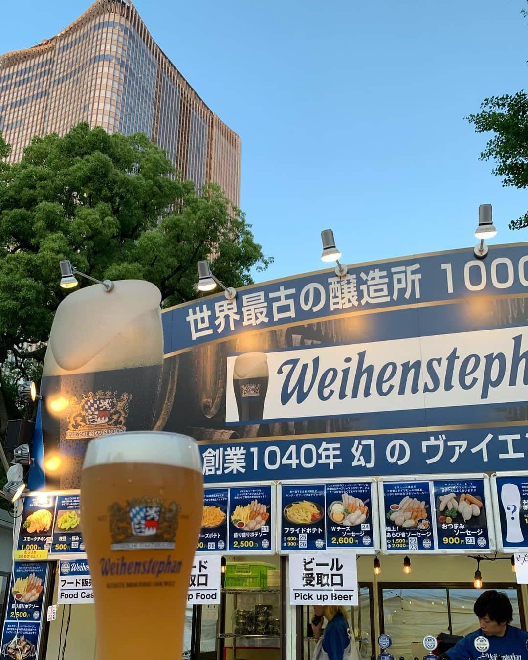 くろさんのインスタグラム写真 - (くろInstagram)「ヒビヤガーデン🍻 #ヒビヤガーデン #ヒビヤガーデン2019 #日比谷公園 #hibiyapark #ビアガーデン #外飲み最高 #outdoordrinking #日比谷飲み #日比谷呑み #日比谷公園飲み #日比谷公園呑み #有楽町飲み #有楽町呑み #銀座飲み #銀座呑み #内幸町飲み #内幸町呑み #ヒューガルデンホワイト #コナブリューイング #ハナレイアイランド #ヴァイエンシュテファン #幻の白ビール #世界最古の醸造所」6月13日 20時11分 - m6bmw