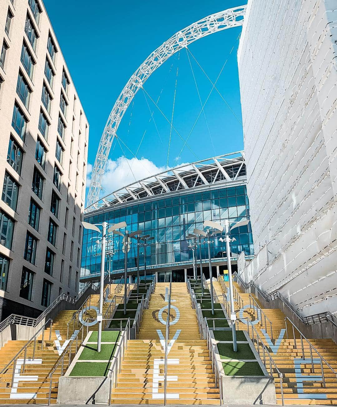 @LONDON | TAG #THISISLONDONさんのインスタグラム写真 - (@LONDON | TAG #THISISLONDONInstagram)「@MrLondon & @AlisInWorldland are exploring @TipiLondon at @wembley_park - it’s a whole new neighbourhood for #LONDON and a cultural hotspot. 👌🏼 These steps take inspiration from the Spanish Steps in Rome. Follow our stories today as we experience life in #WembleyPark. And if you’re 🇬🇧 #SpiceGirls 🇬🇧 fans stay tuned for some fun tonight! 💥🙌🏼💥 // #thisislondon #tipilondon #wembley」6月13日 20時14分 - london